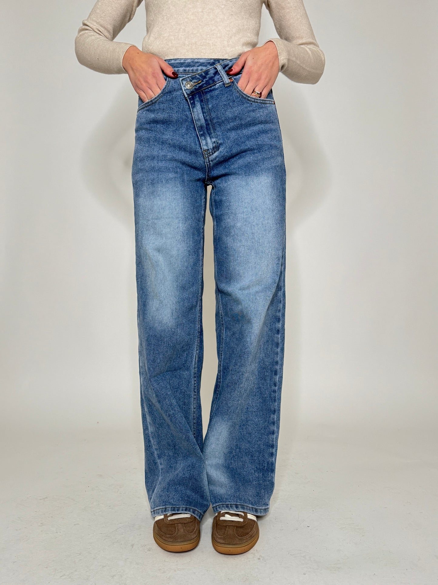 Jeans Wide leg con chiusura obliqua
