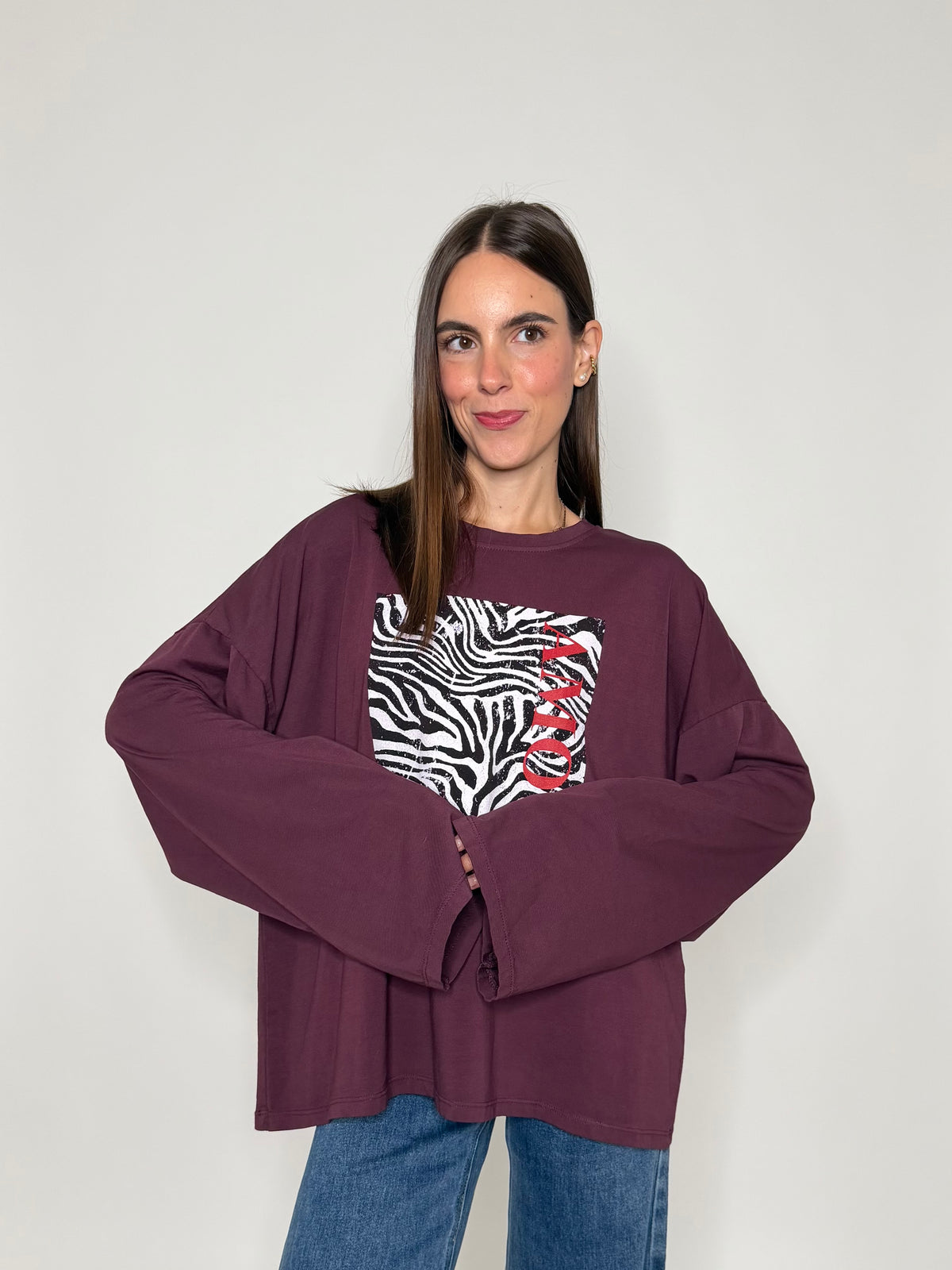 Maglia in cotone con manica a ampia borgogna stampa zebrata “Amour”