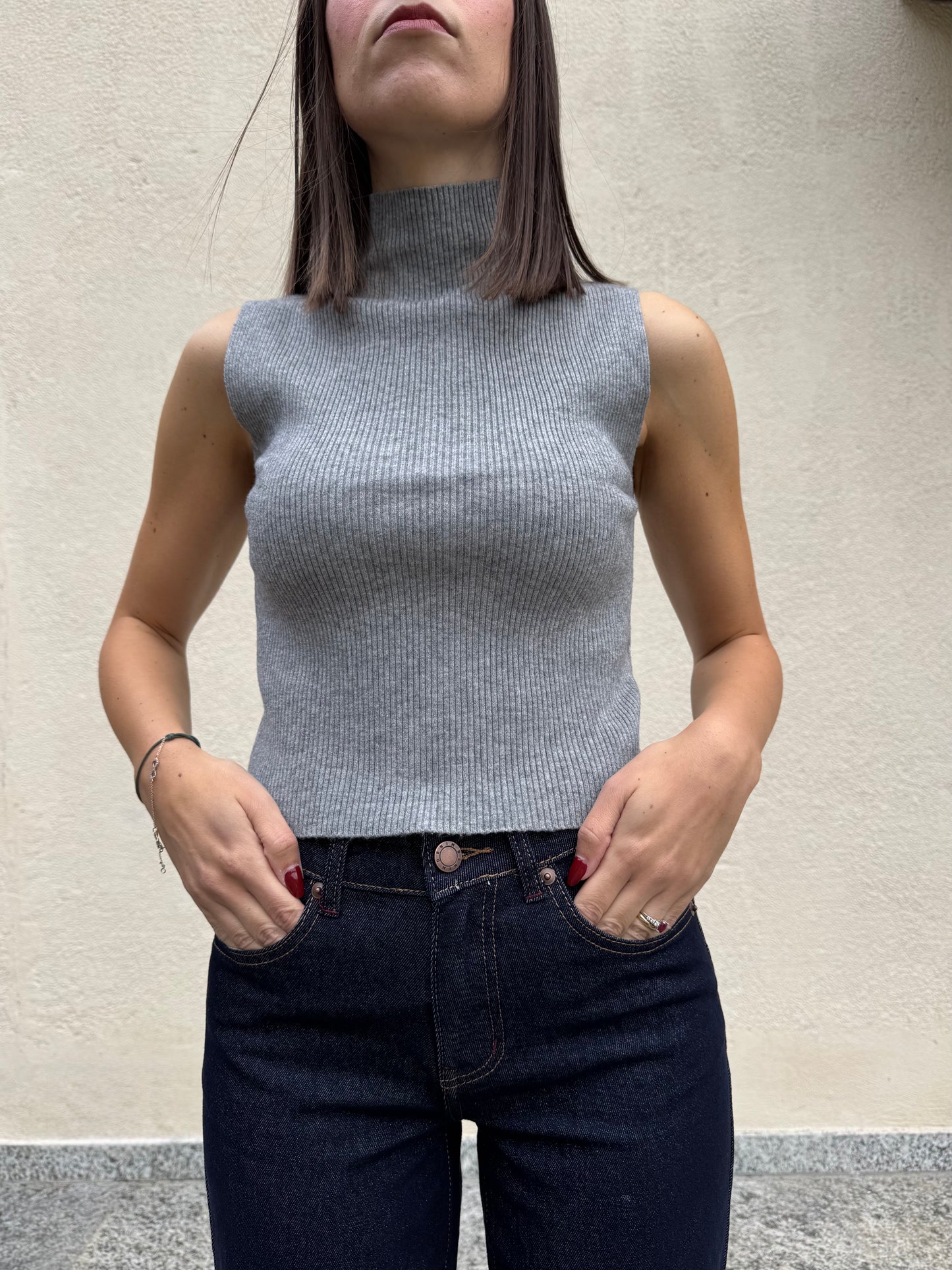 Top mezzo collo in calda viscosa crop Grigio