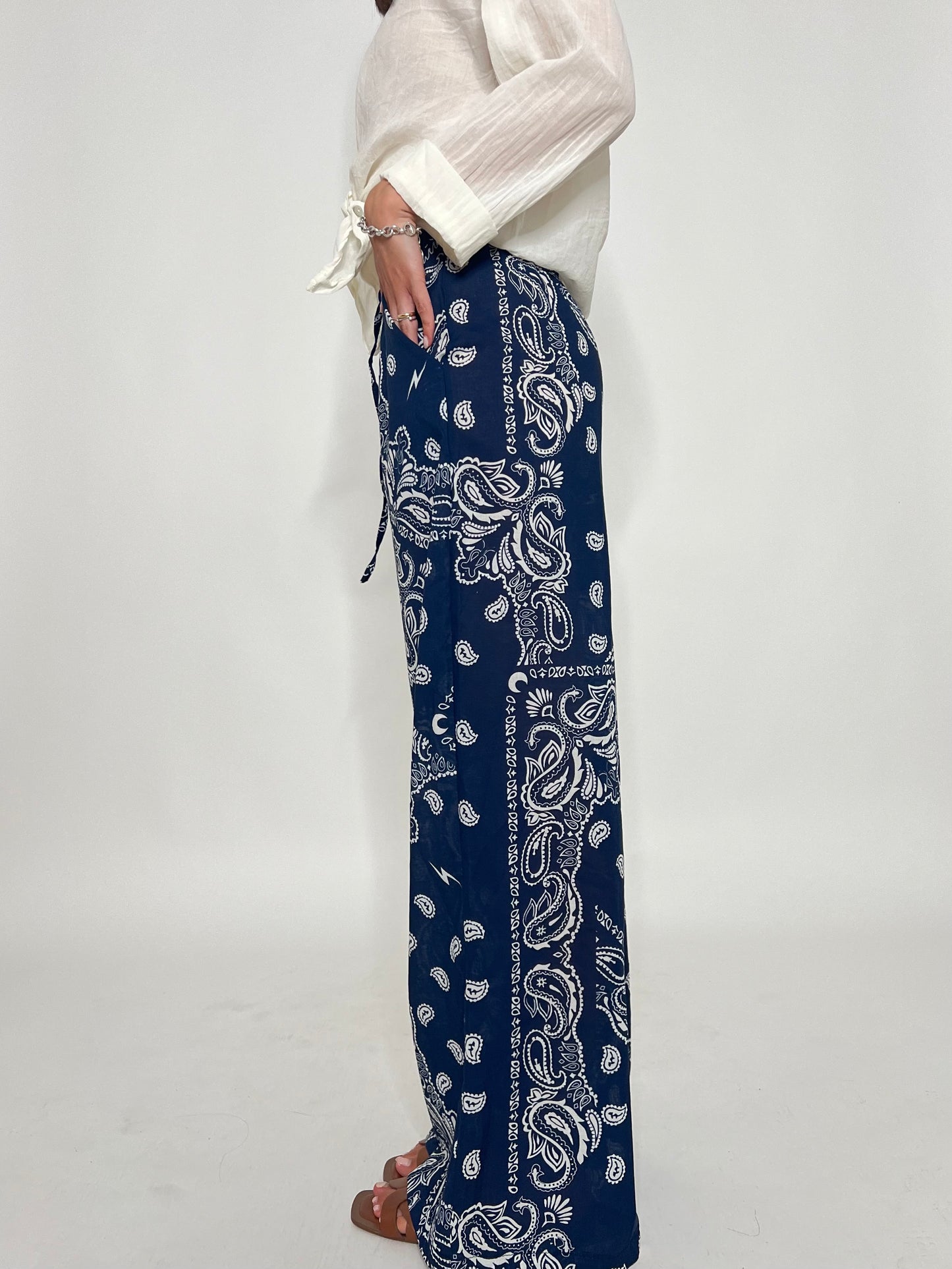 Pantalone in mussola di cotone stampa bandana Blu