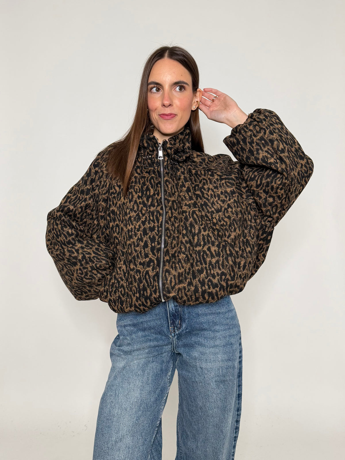 Giacca bomber leopardato con collo alto e arricciature