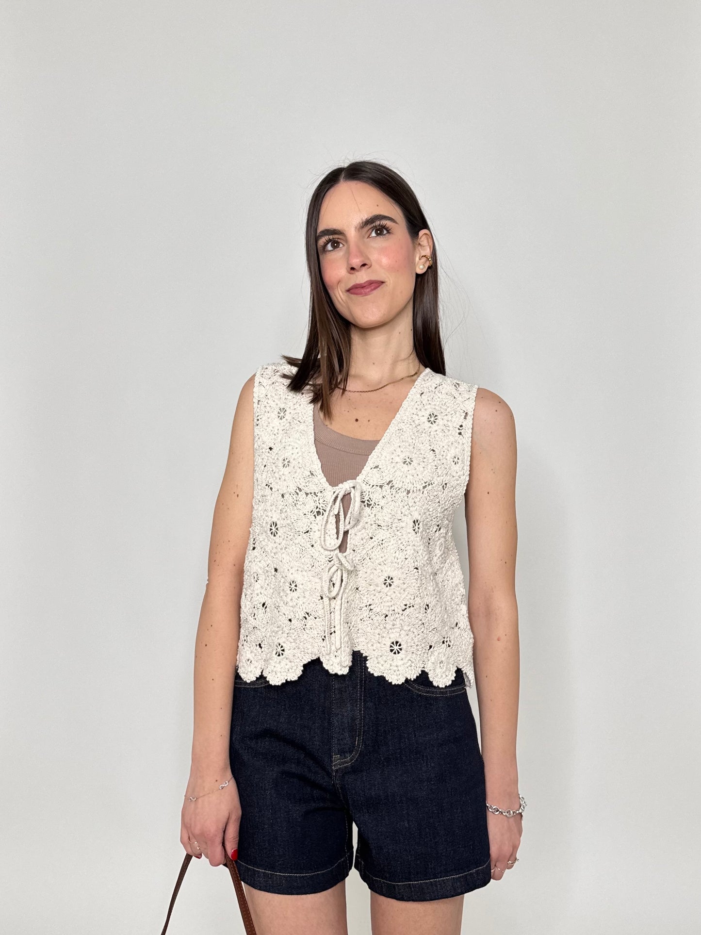Gilet in crochet e strass con laccetti