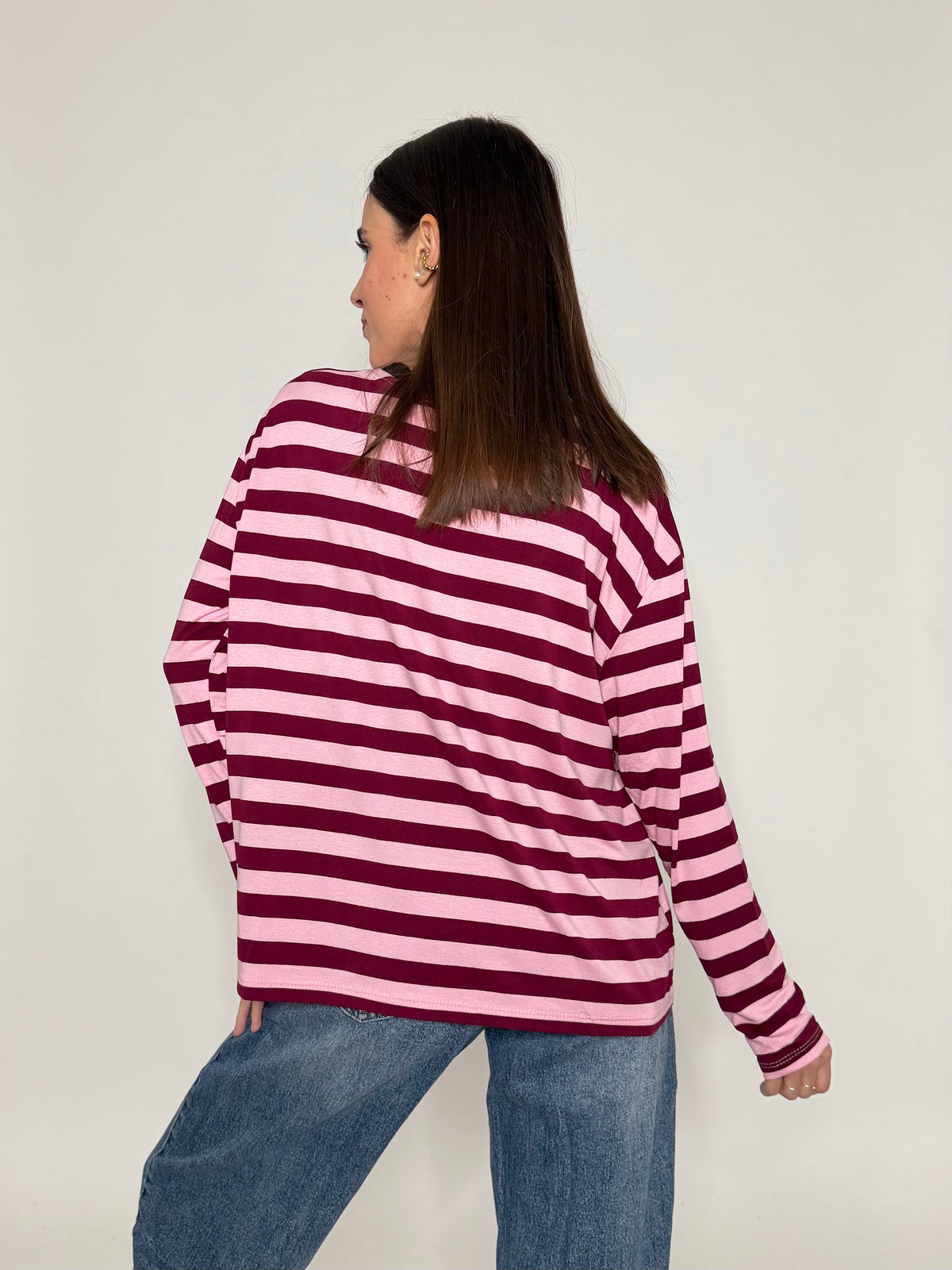 Maglia a righe passe-partout in viscosa bordeaux/rosa girocollo nero