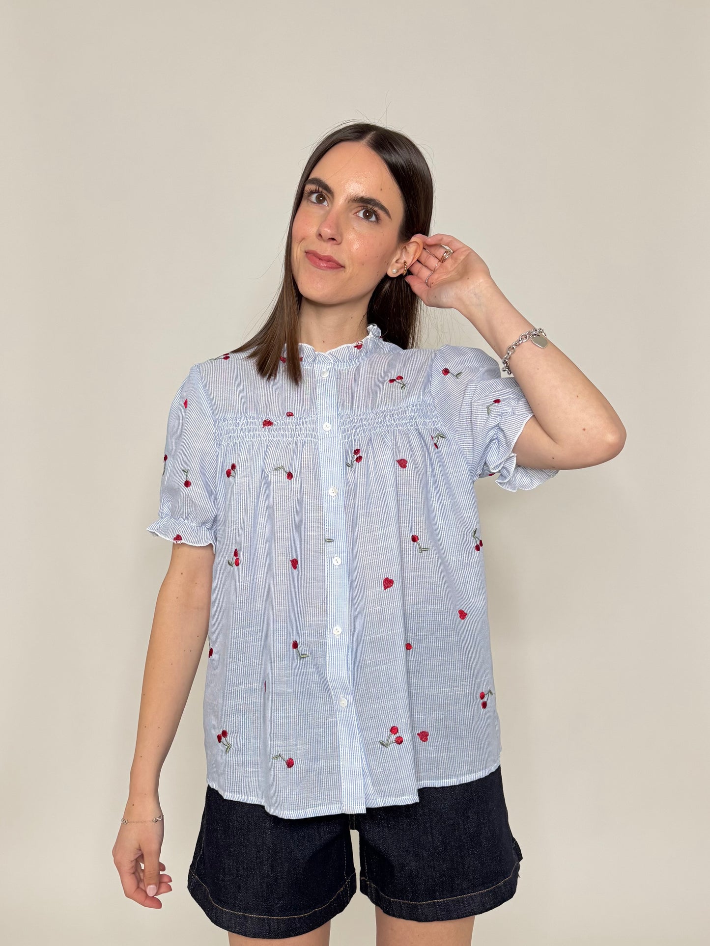 Camicia in cotone con ricami e rouge
