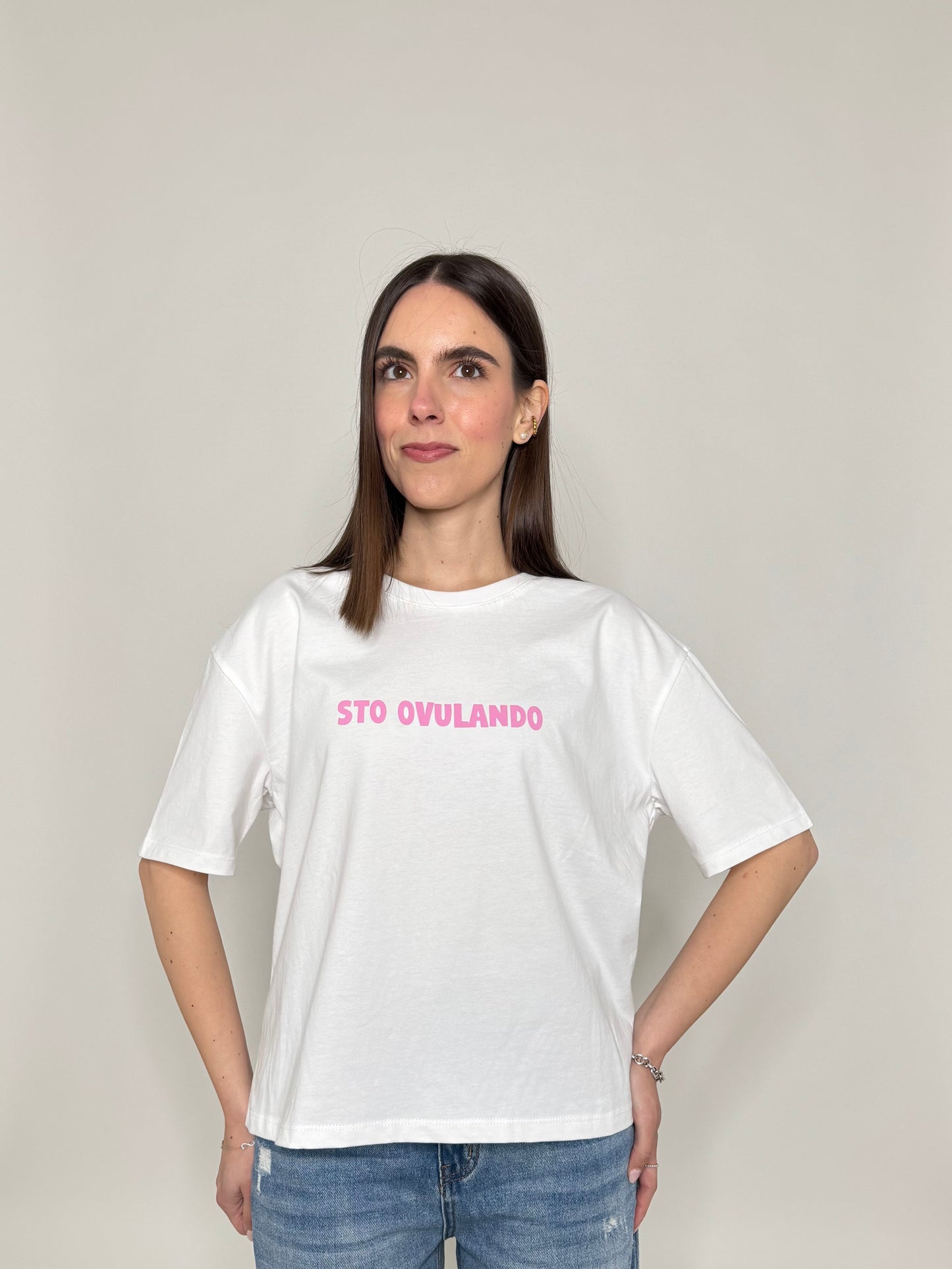 T-shirt in cotone con stampa "Sto ovulando"