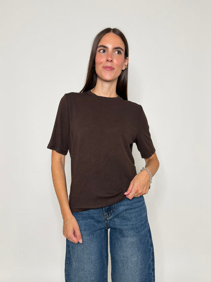 Maglia girocollo basic con impuntura in viscosa e cotone cioccolato