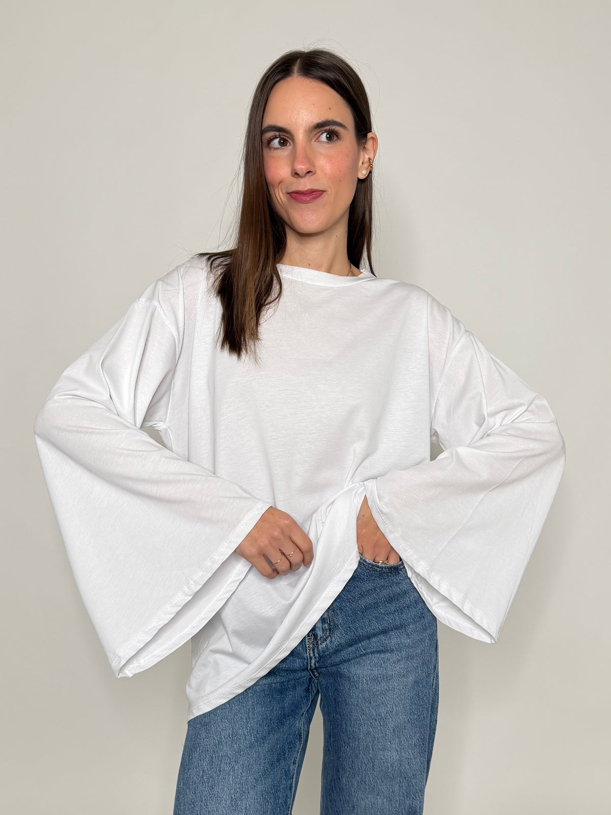 Maglia in cotone con manica a ampia bianca