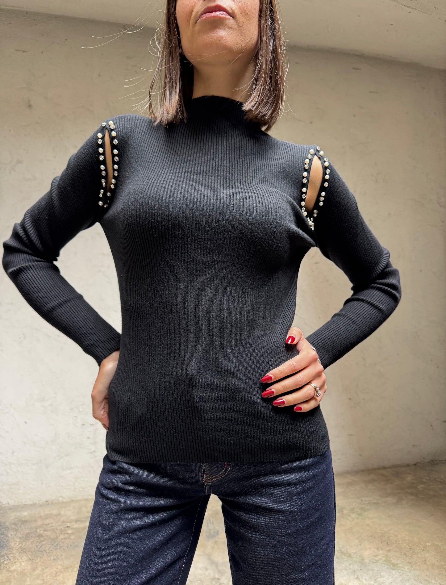 Maglia mezzo collo gioiello cut out in calda viscosa a costine Nero