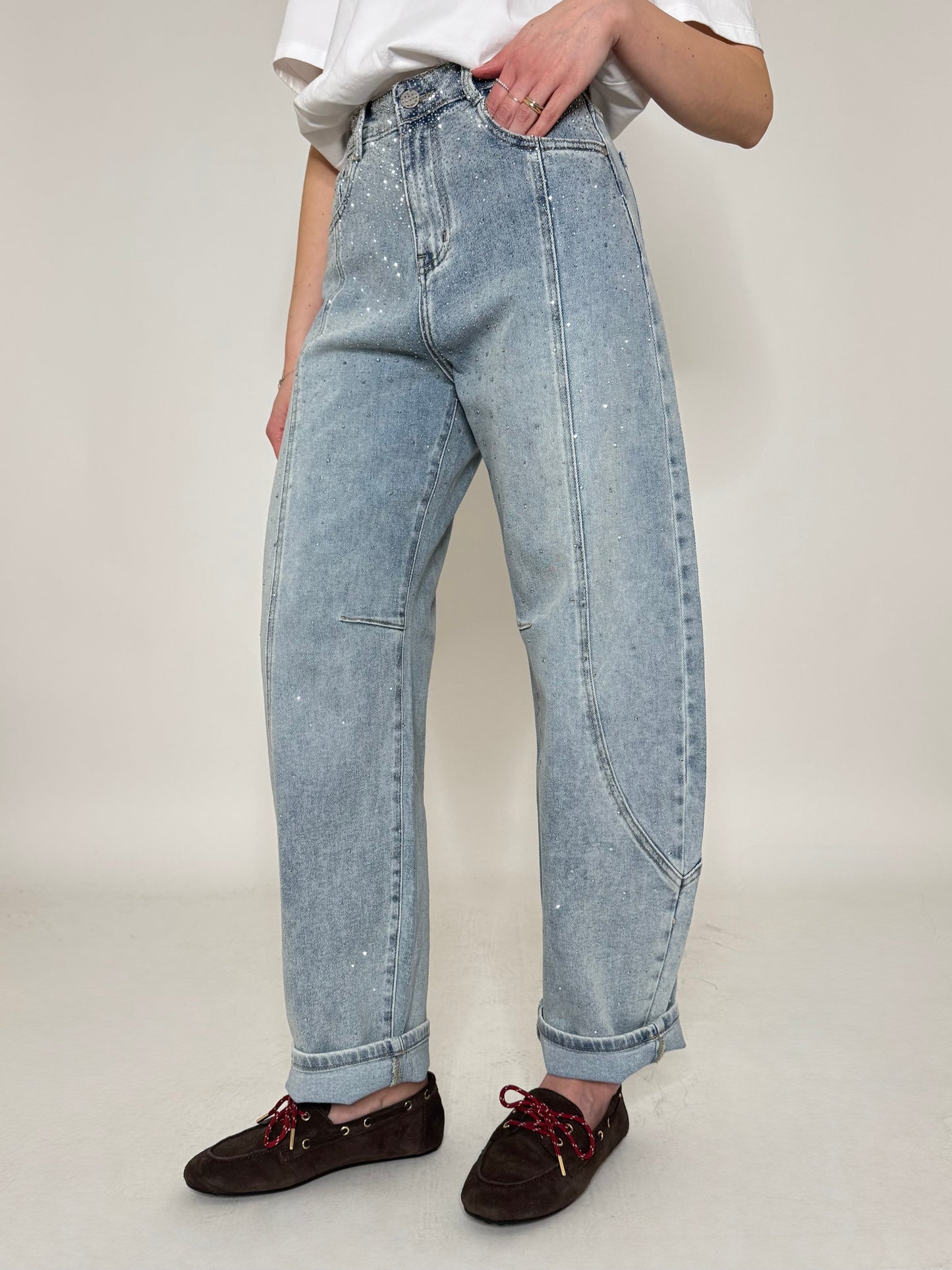 Jeans barrel con impunture Strass