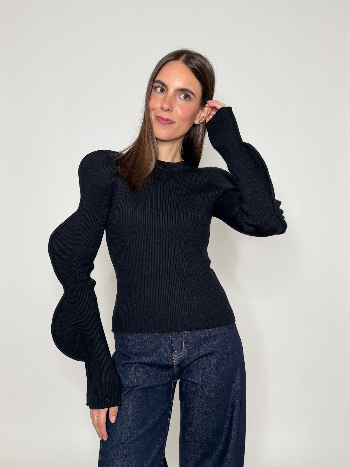 Maglia in morbida viscosa micro costina con manica onda nero