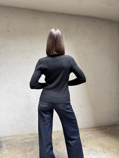 Maglia mezzo collo gioiello cut out in calda viscosa a costine Nero