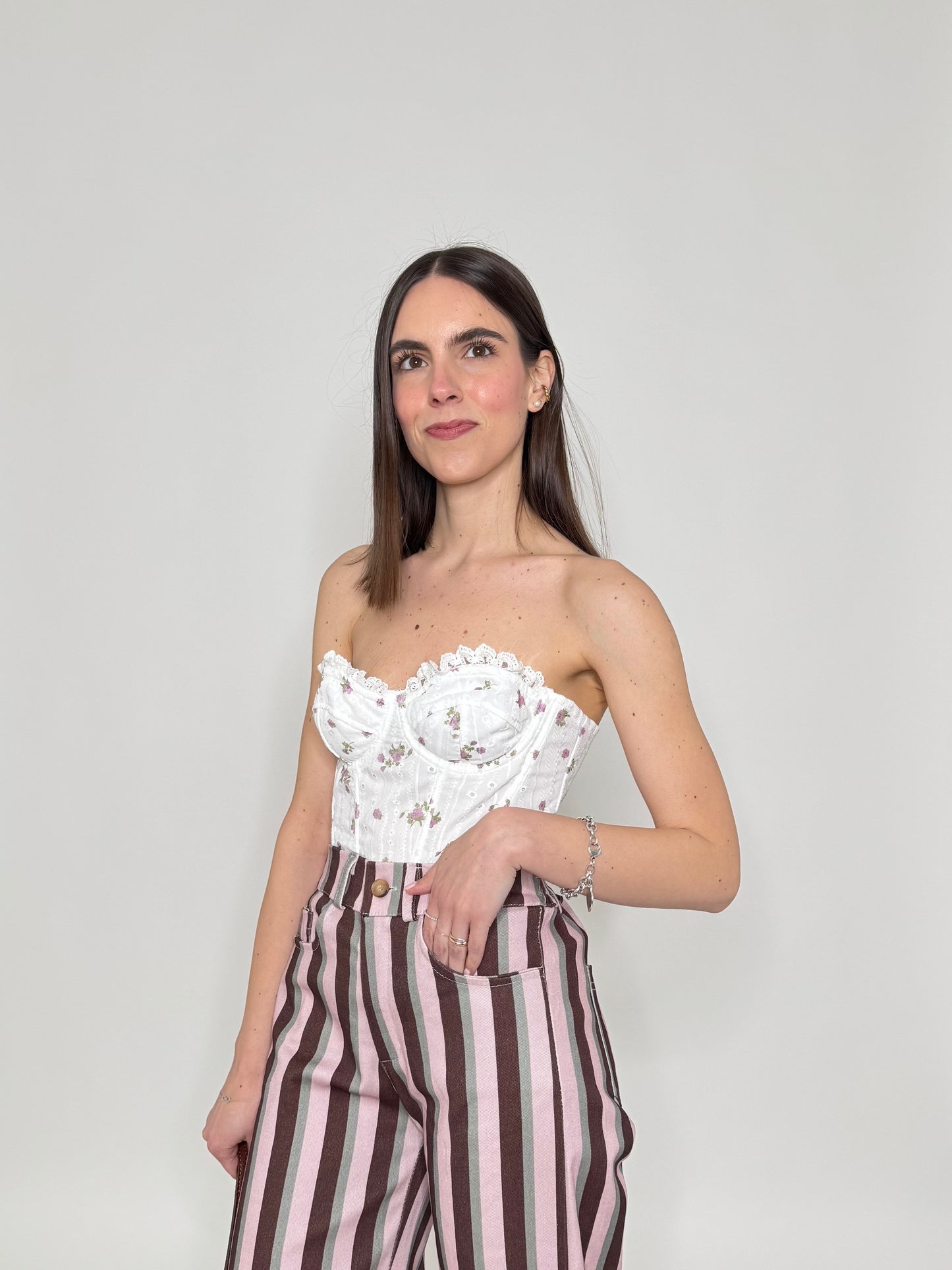 Corsetto in sangallo con fiori