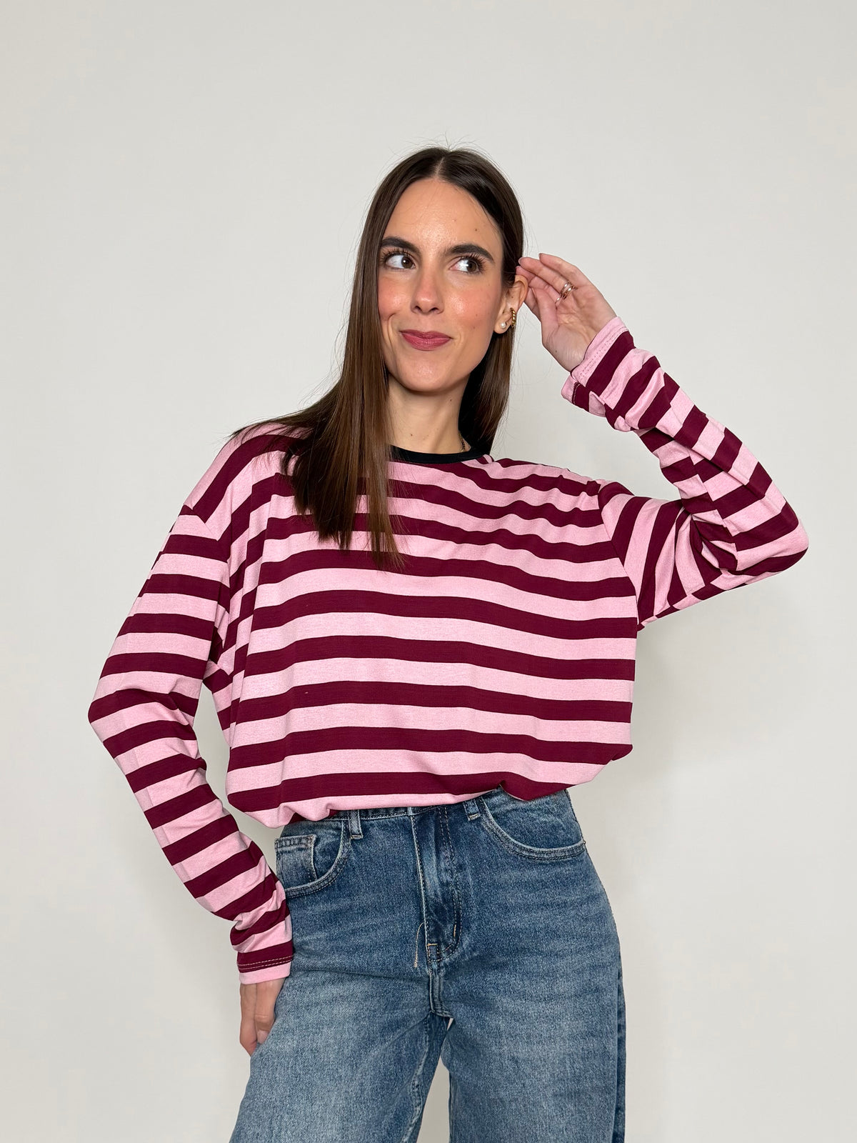 Maglia a righe passe-partout in viscosa bordeaux/rosa girocollo nero