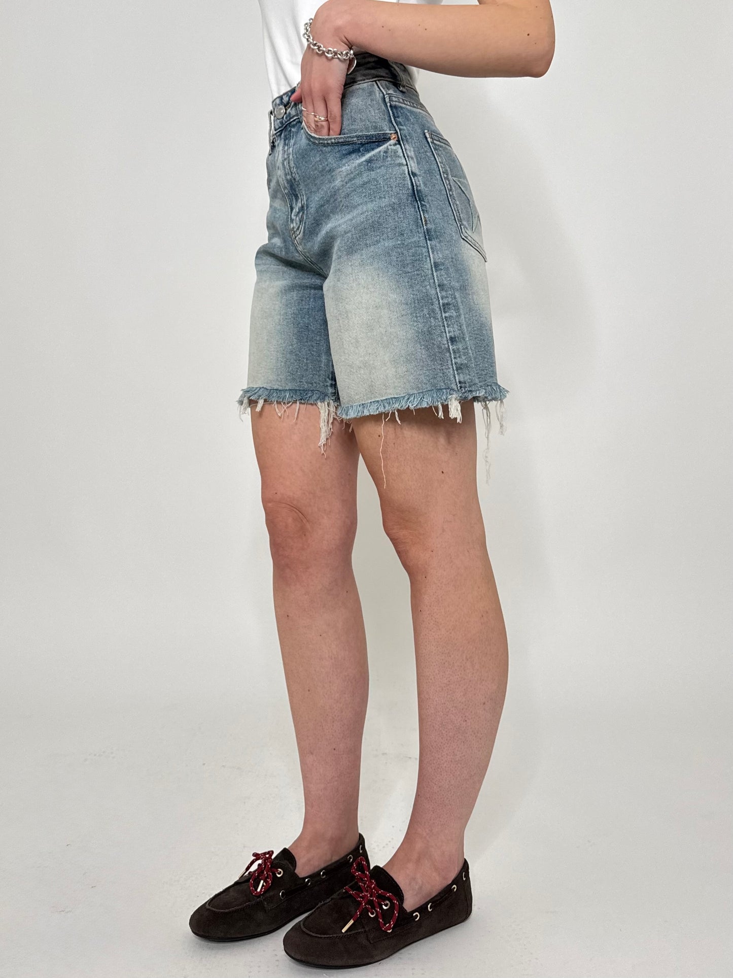 Bermuda in denim sfrangiato con stelle