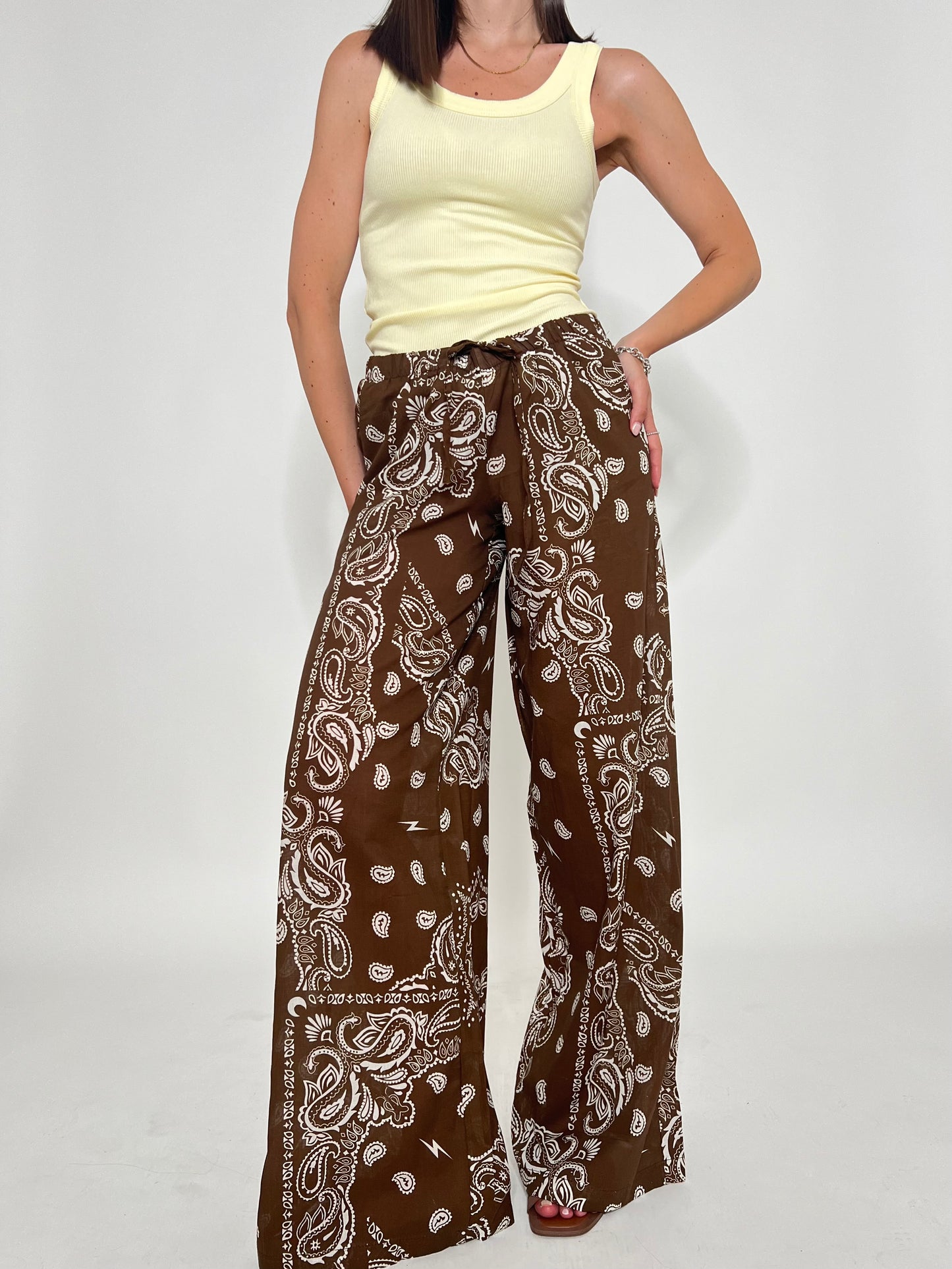 Pantalone in mussola di cotone stampa bandana cioccolato
