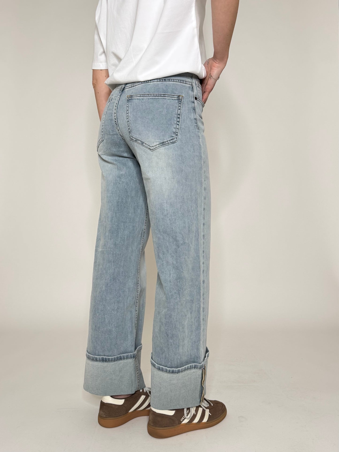 Jeans wide leg con risvolto lavaggio light