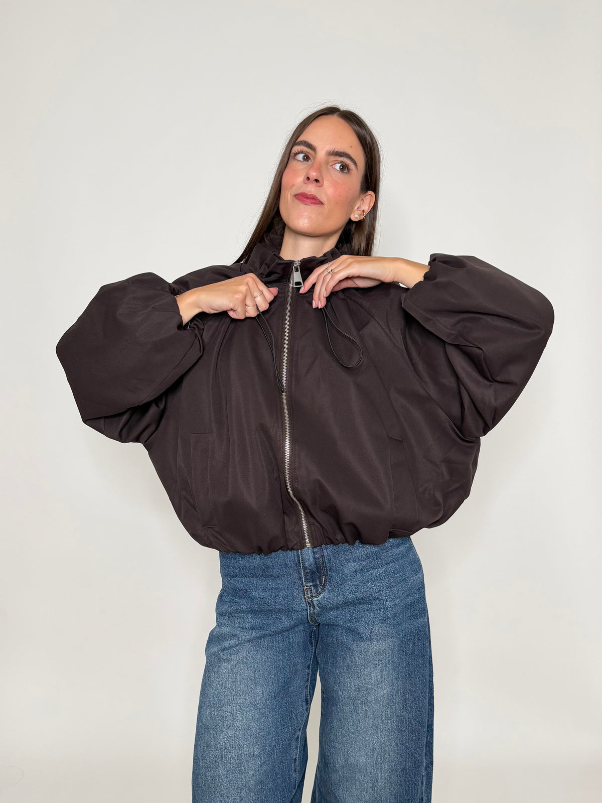 Giacca bomber con collo alto e arricciature ciocco