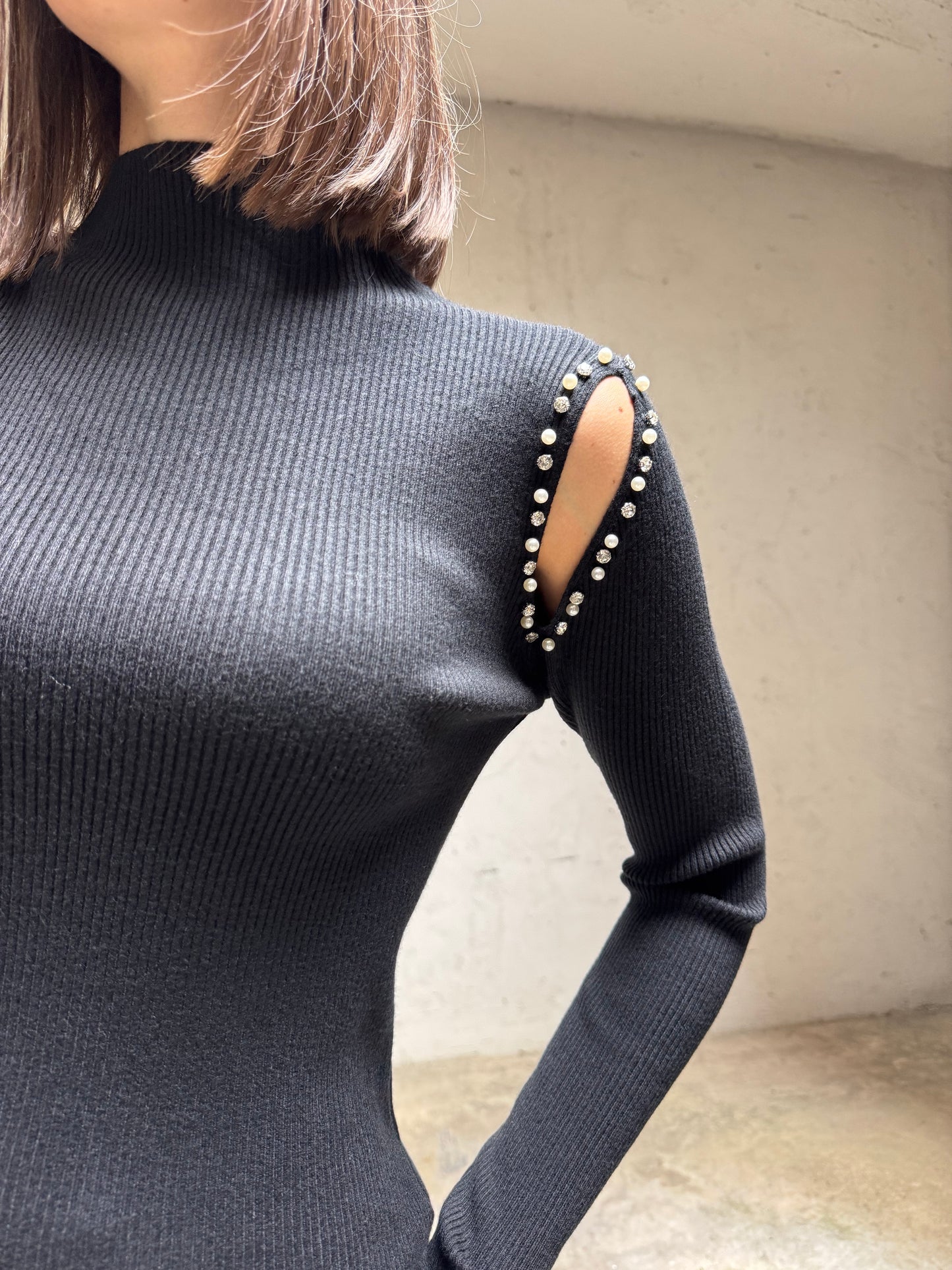 Maglia mezzo collo gioiello cut out in calda viscosa a costine Nero