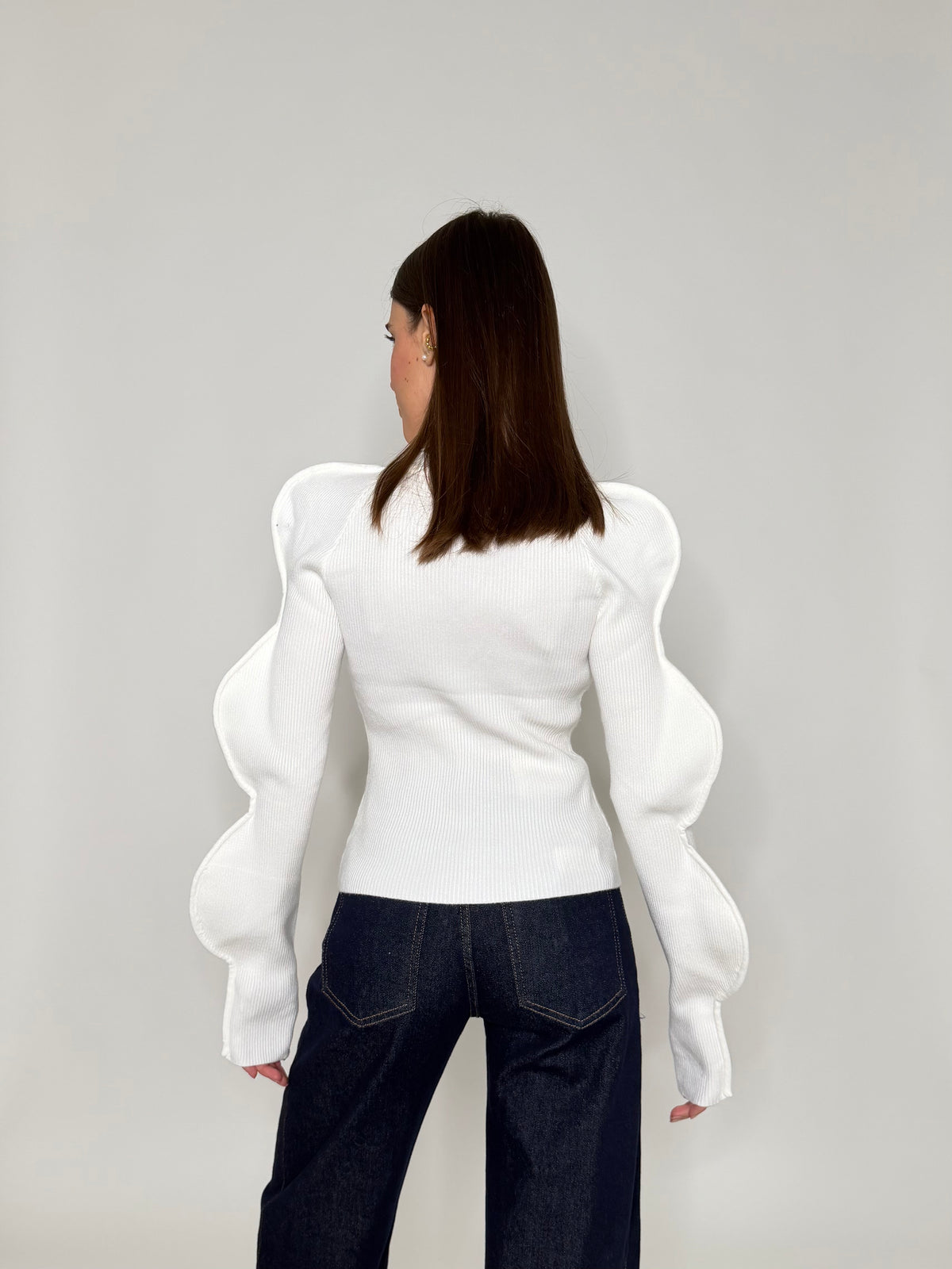 Maglia in morbida viscosa micro costina con manica onda bianco
