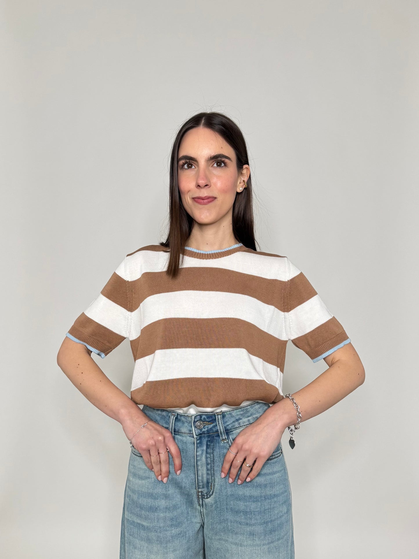 Maglia girocollo a righe manica corta in 100% cotone Panna/Camel/Celeste