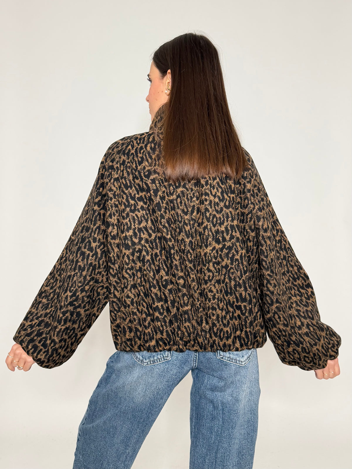 Giacca bomber leopardato con collo alto e arricciature