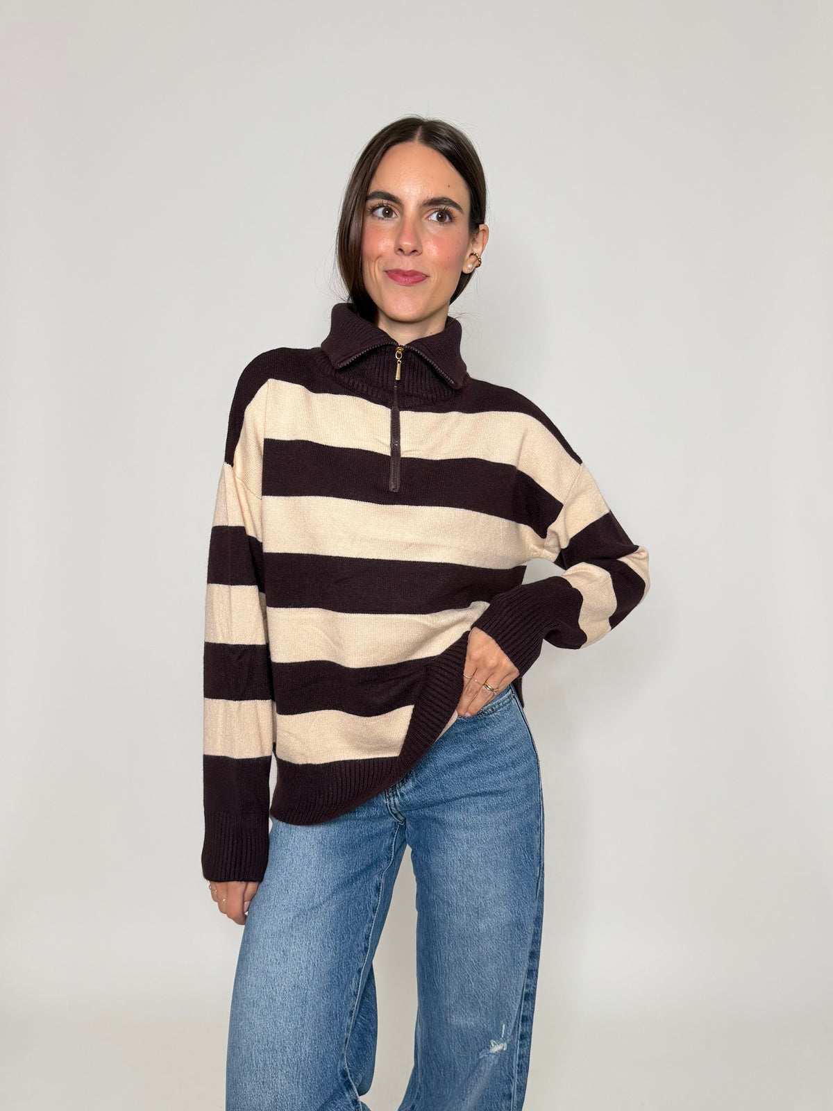Maglione mezza zip collo alto a righe in morbida viscosa cioccolato/beige