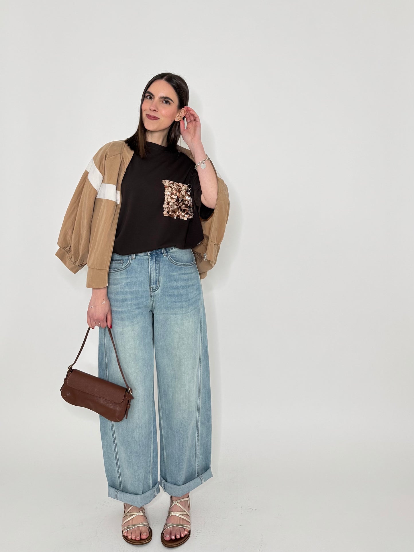 T- shirt in cotone con taschino paillette applicato Cioccolato