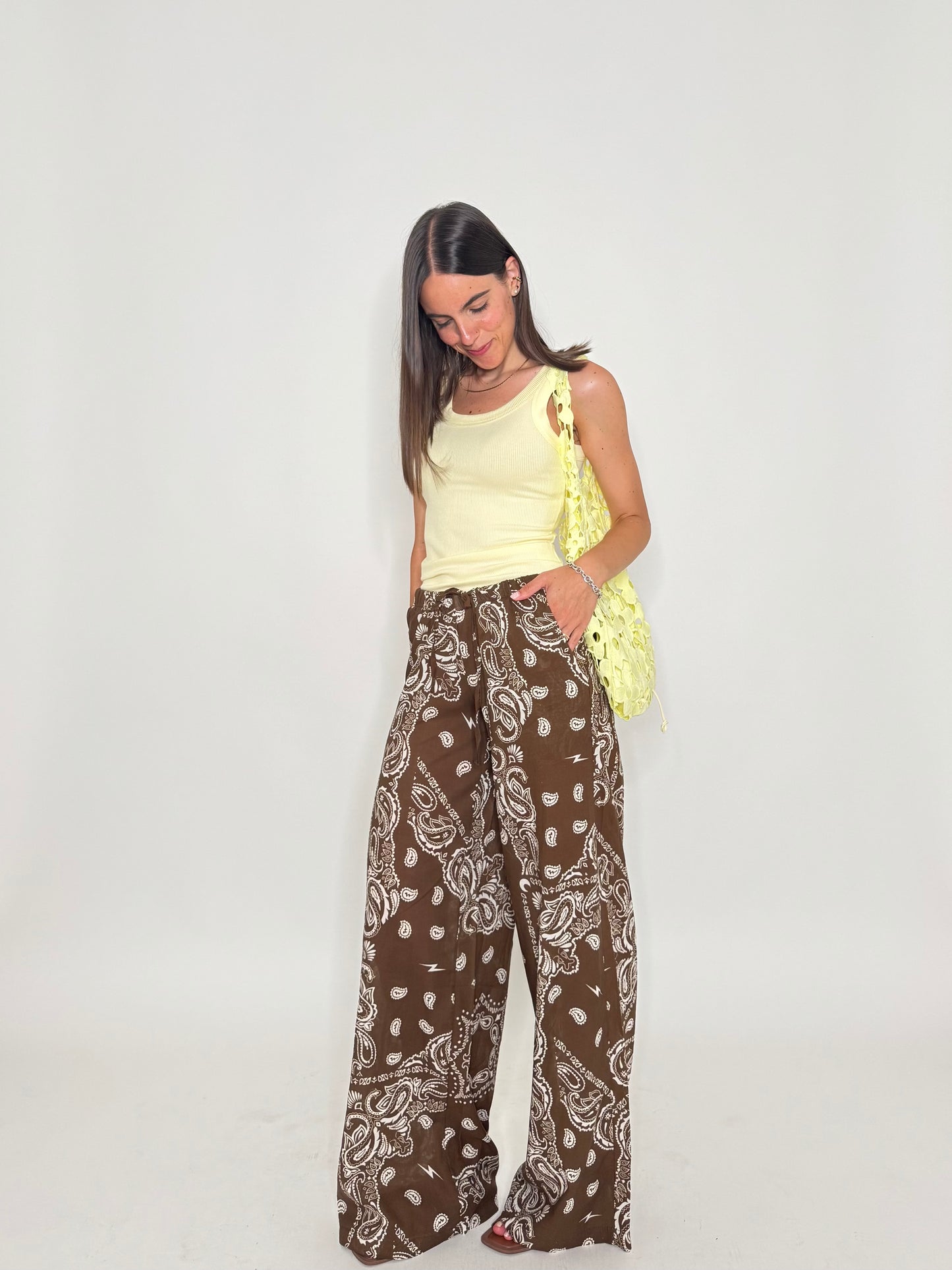 Pantalone in mussola di cotone stampa bandana cioccolato