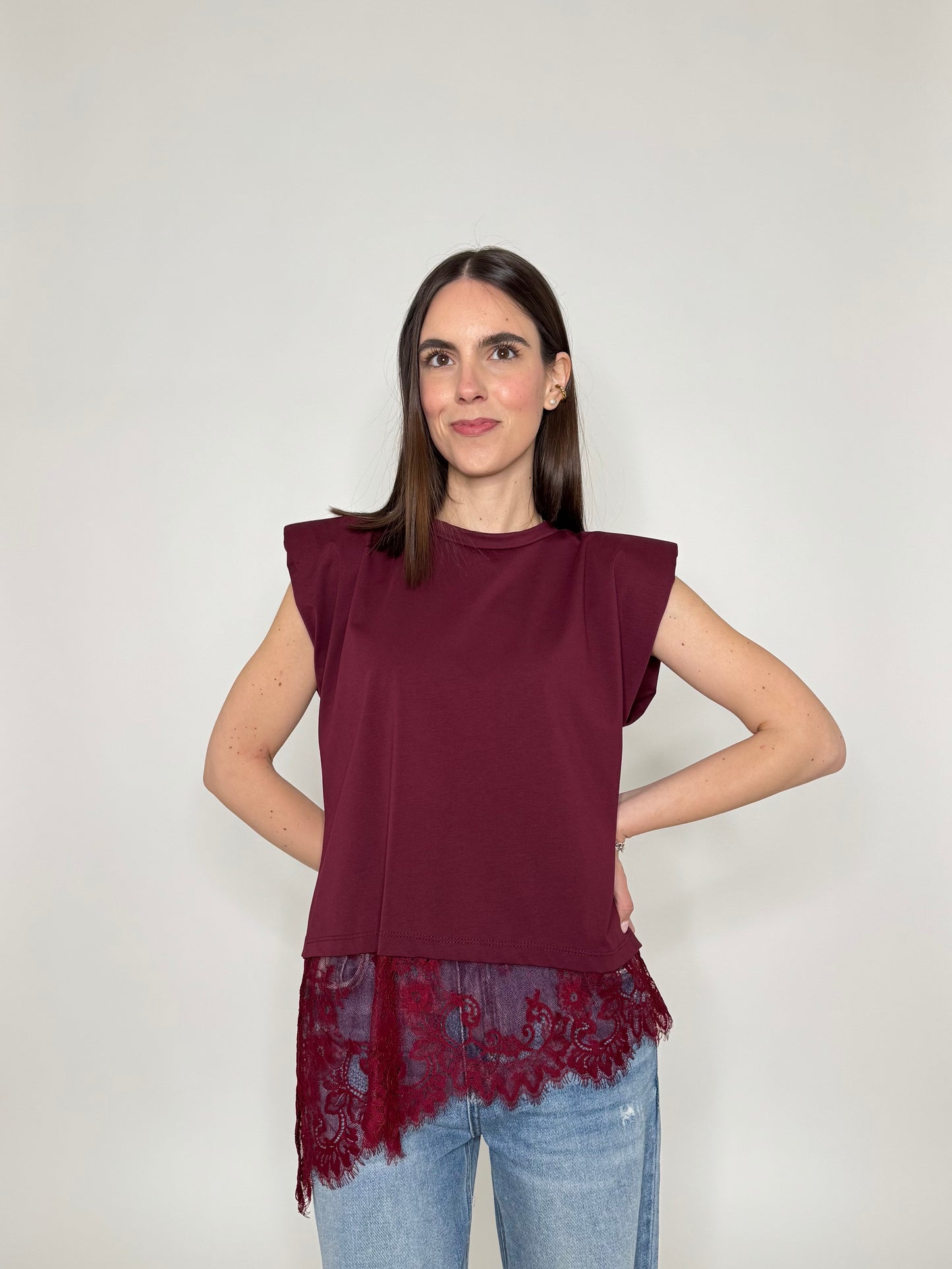 Maglia in cotone con spalle imbottite e pizzo Bordeaux