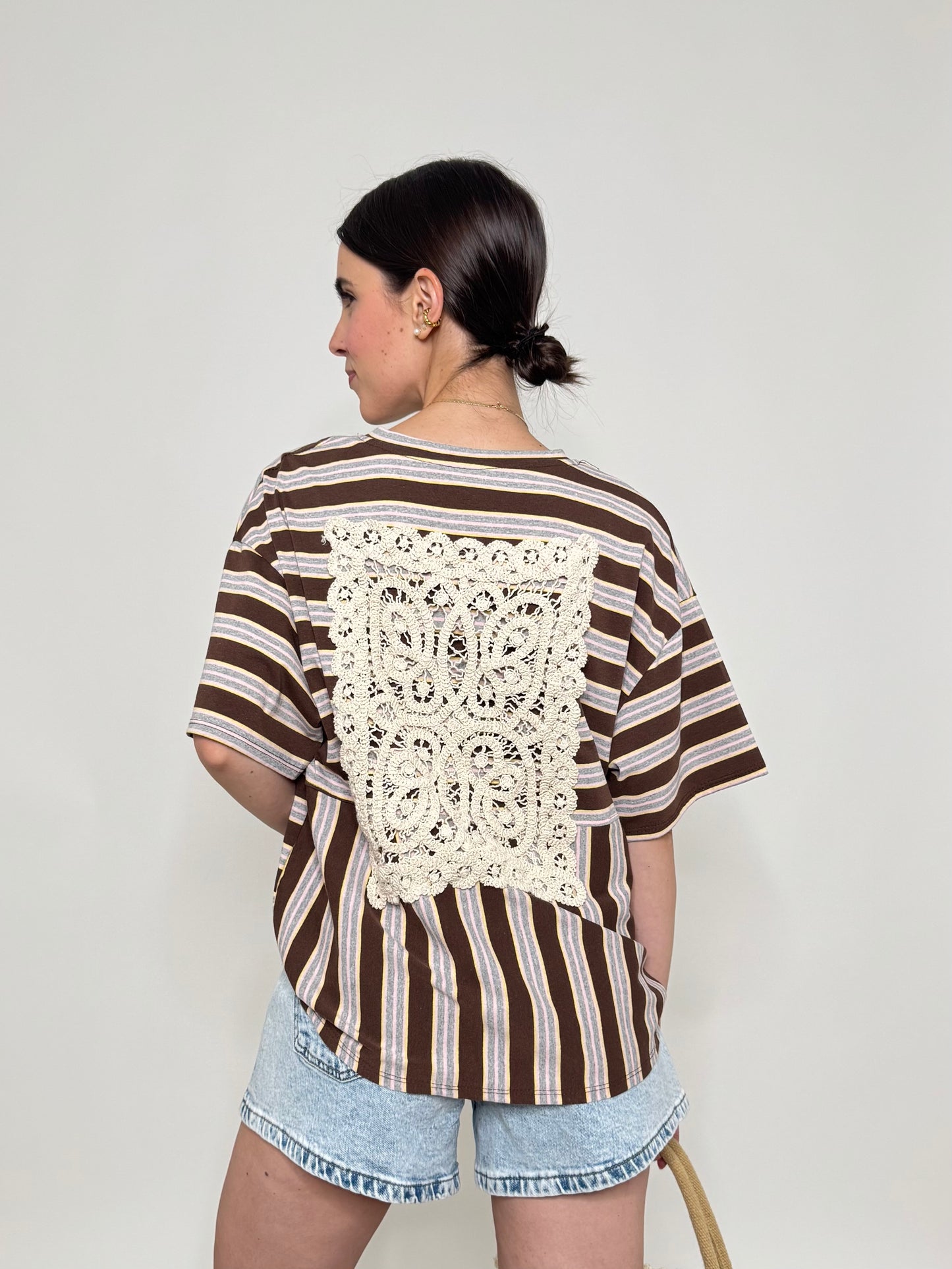 T-shirt a righe bicolor con crochet Cioccolato