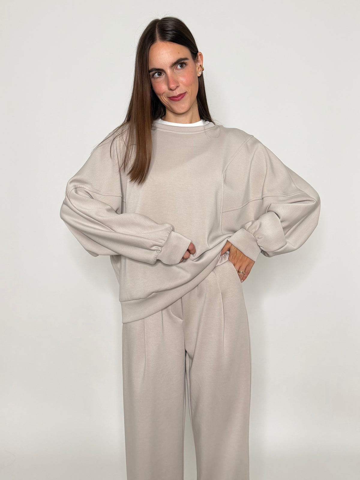 Felpa girocollo relax fit con impunture in viscosa beige