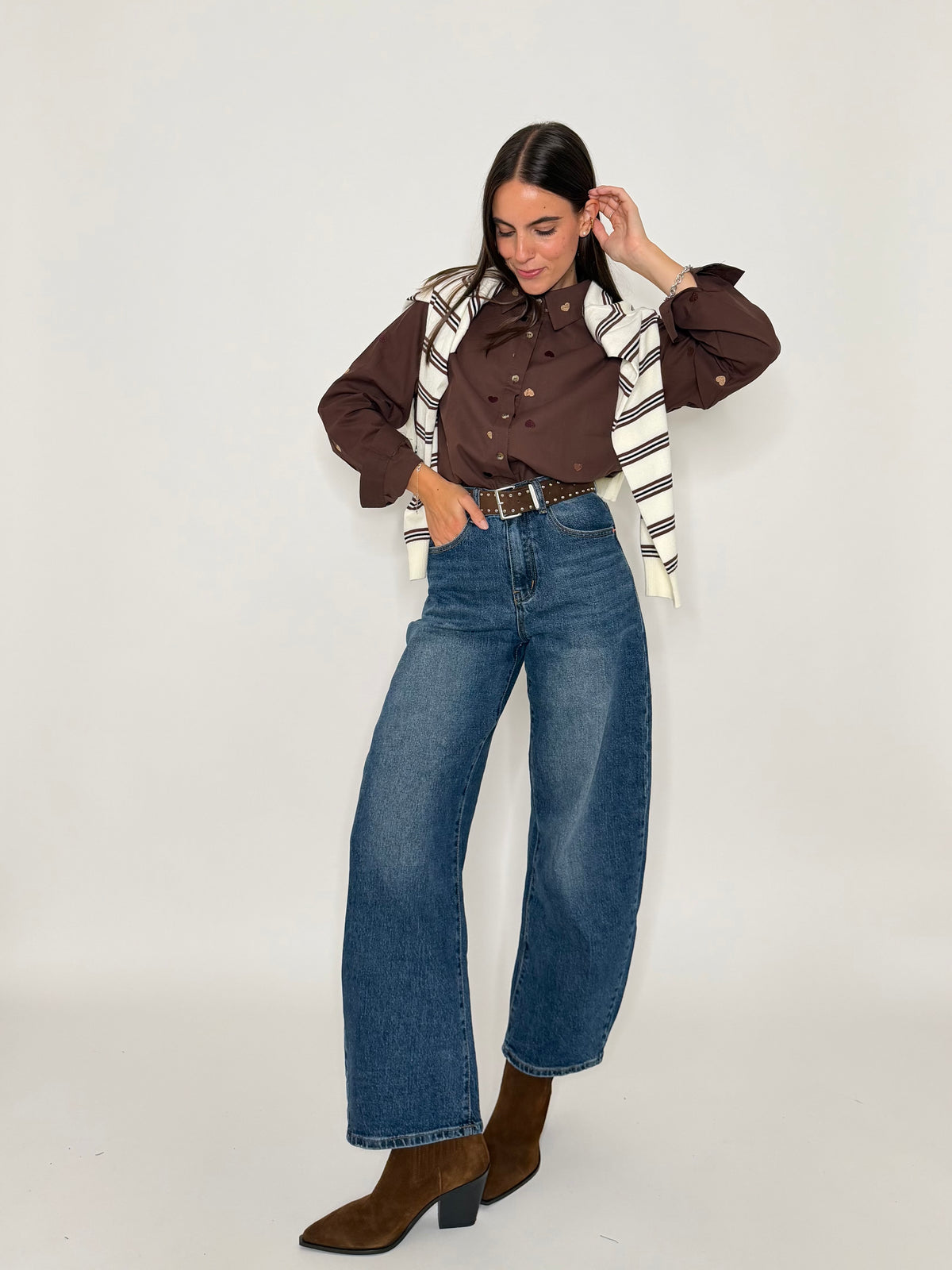 Camicia in cotone cioccolato con dettagli ricamati