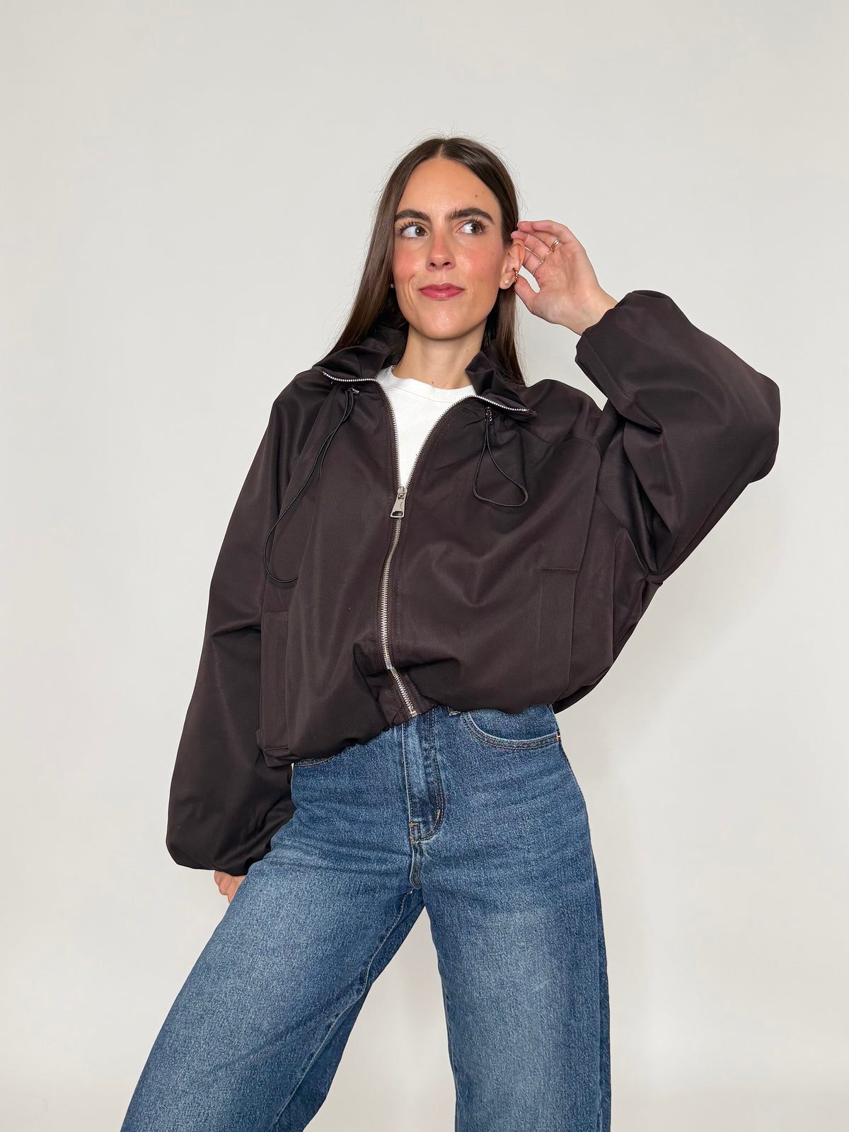 Giacca bomber con collo alto e arricciature ciocco
