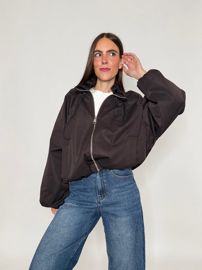 Giacca bomber con collo alto e arricciature ciocco
