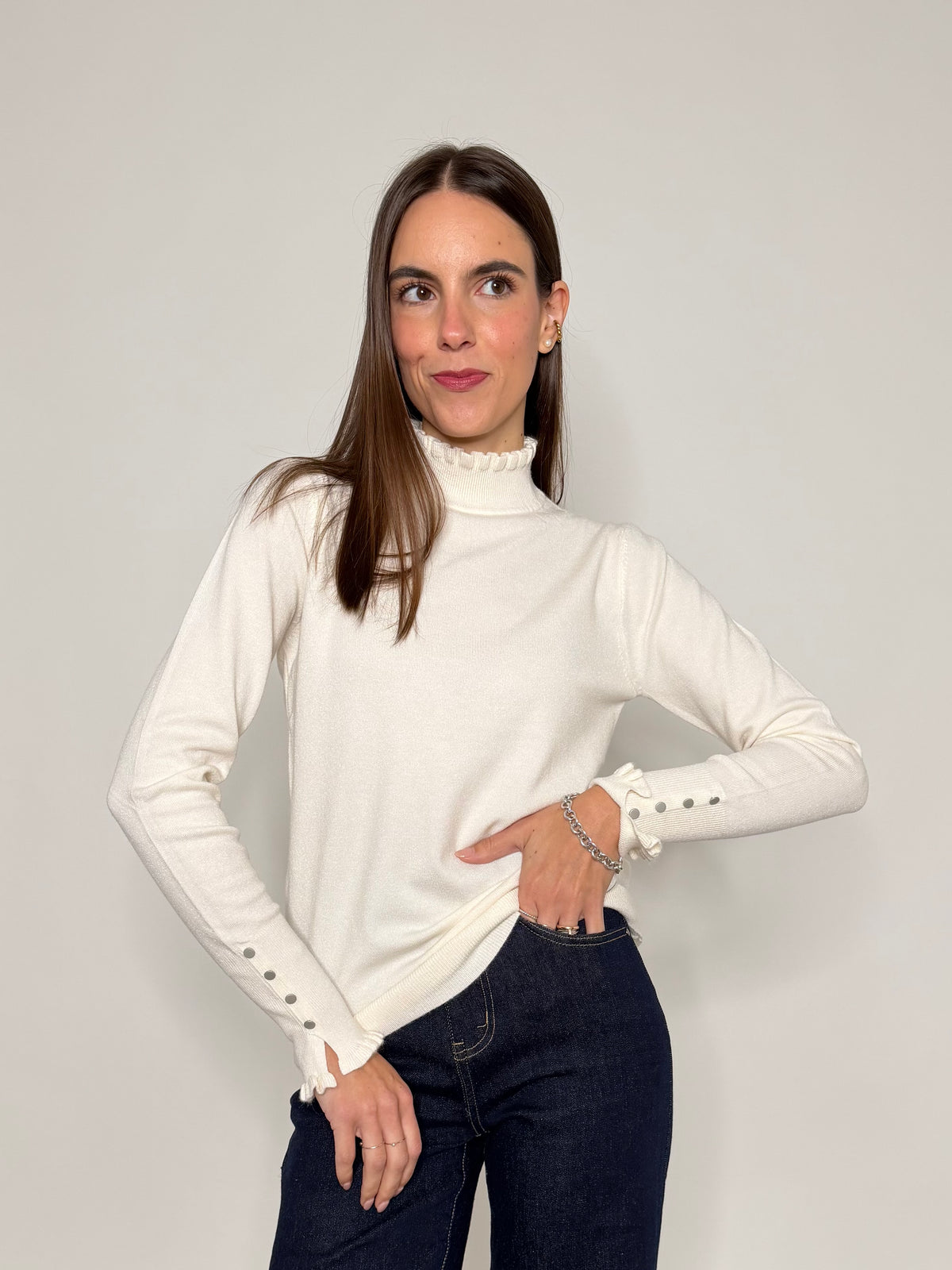 Maglia in morbida viscosa frufru mezzo collo panna