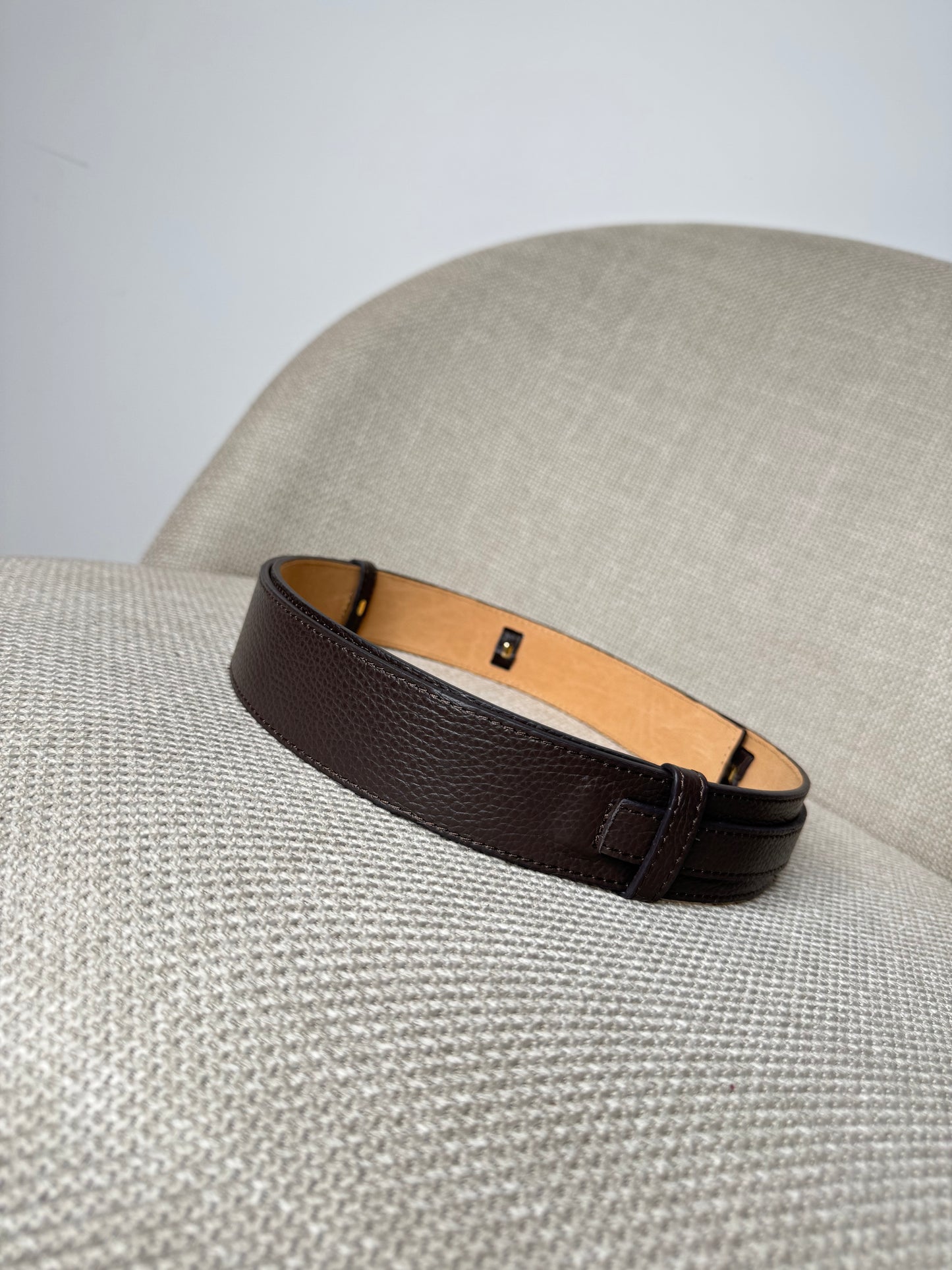 Cintura alta regolabile stile Hermès in vera pelle martellata testa di moro 4cm