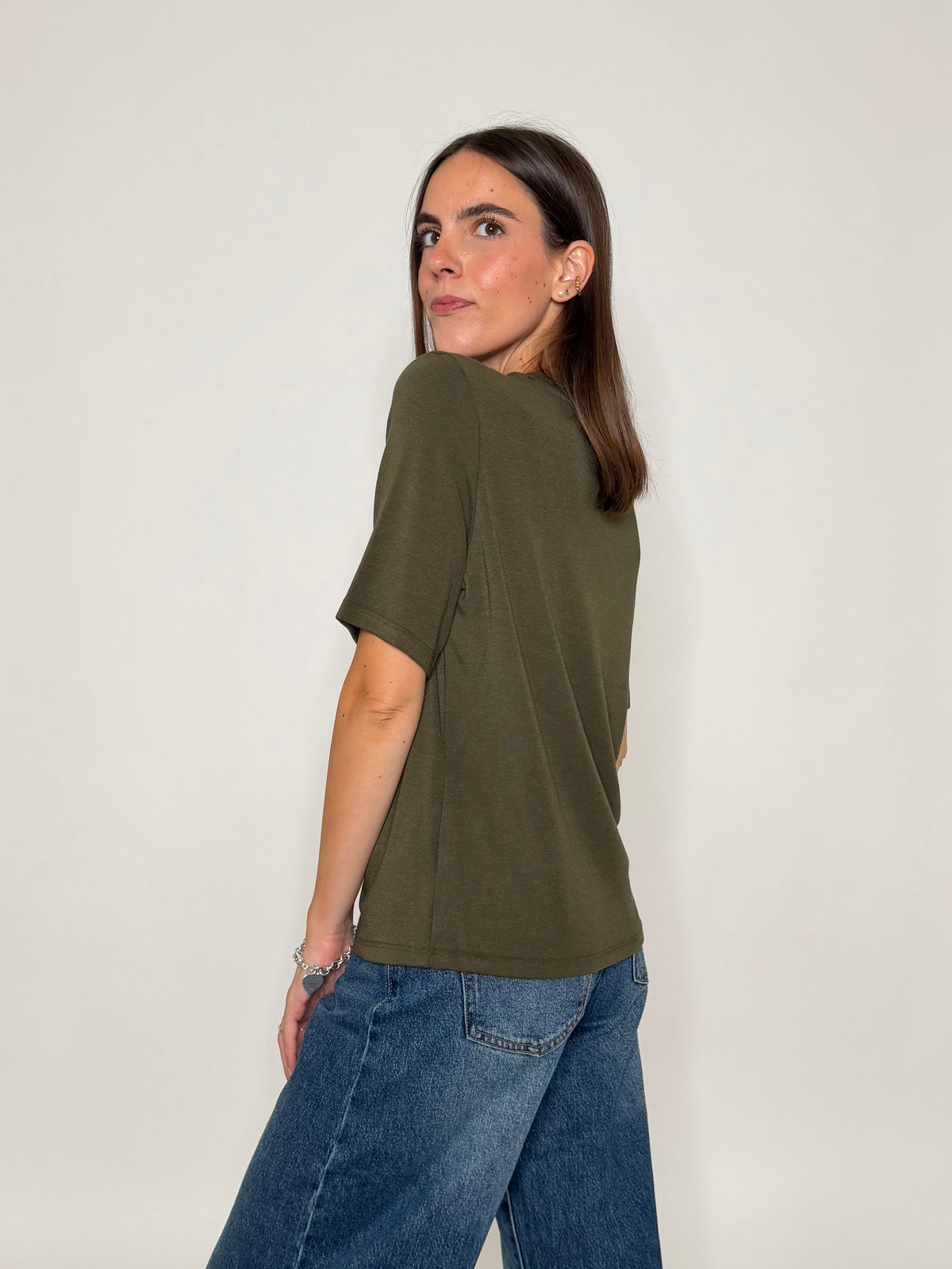 Maglia girocollo basic con impuntura in viscosa e cotone verde bosco