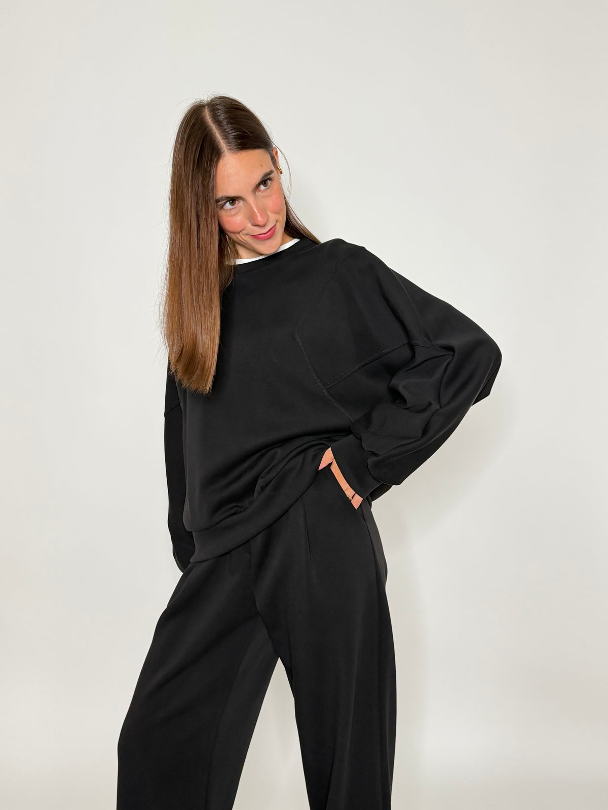 Felpa girocollo relax fit con impunture in viscosa nero