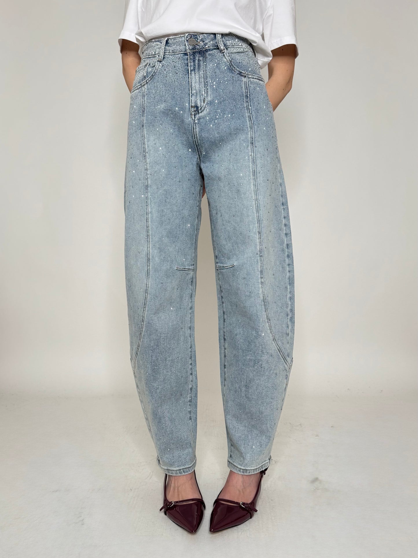 Jeans barrel con impunture Strass