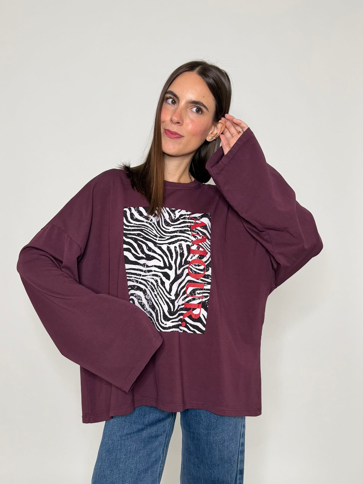 Maglia in cotone con manica a ampia borgogna stampa zebrata “Amour”