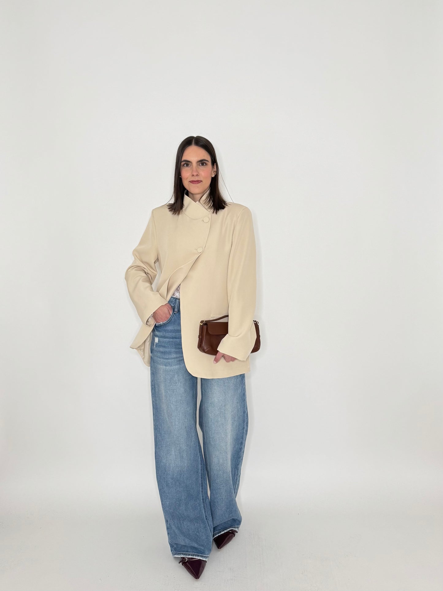 Giacca con chiusura asimmetrica due bottoni Beige