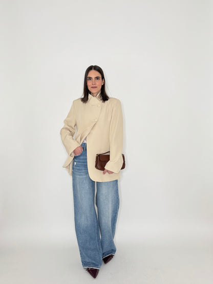 Giacca con chiusura asimmetrica due bottoni Beige