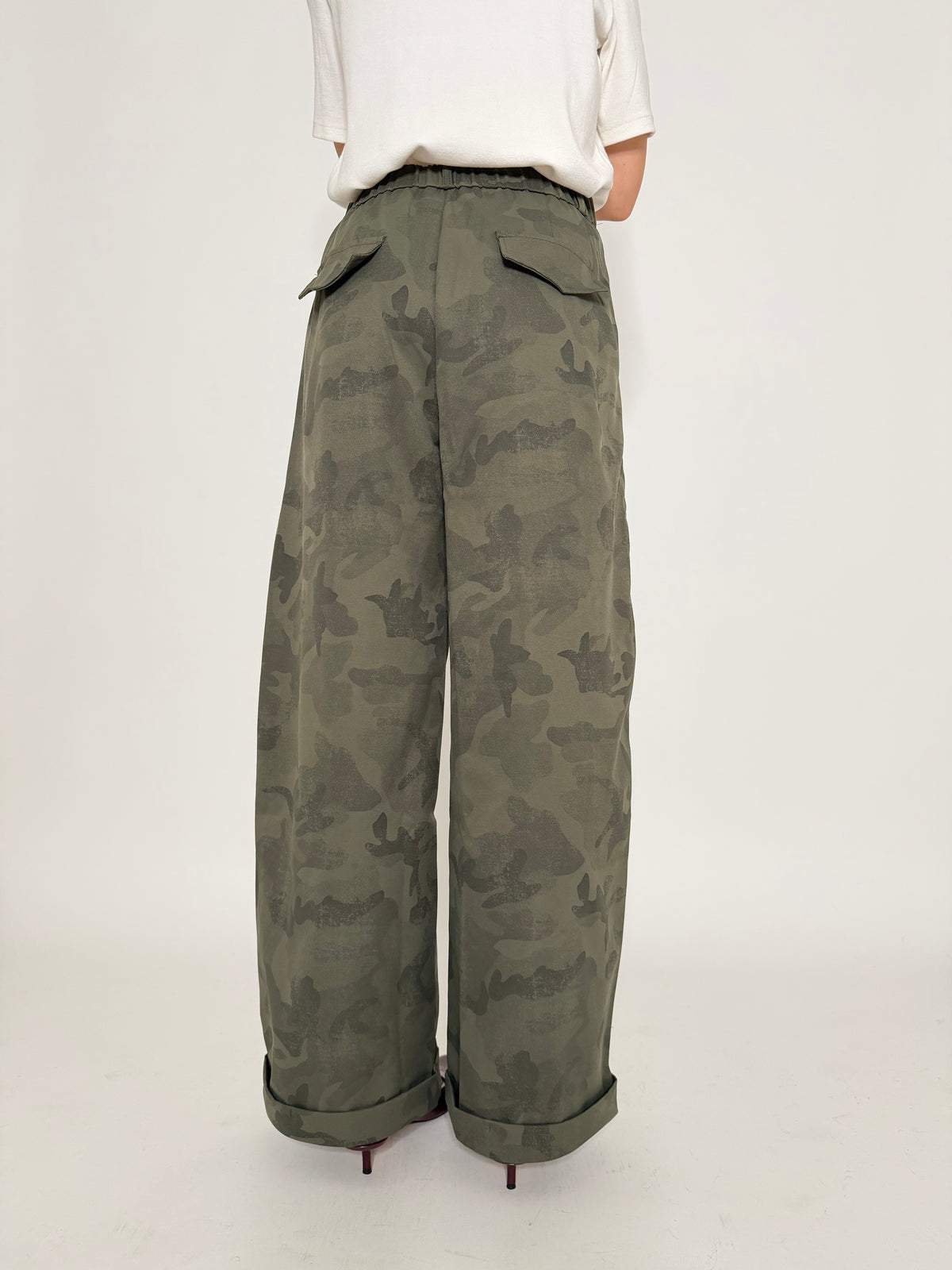 Pantalone cargo wide leg camouflage