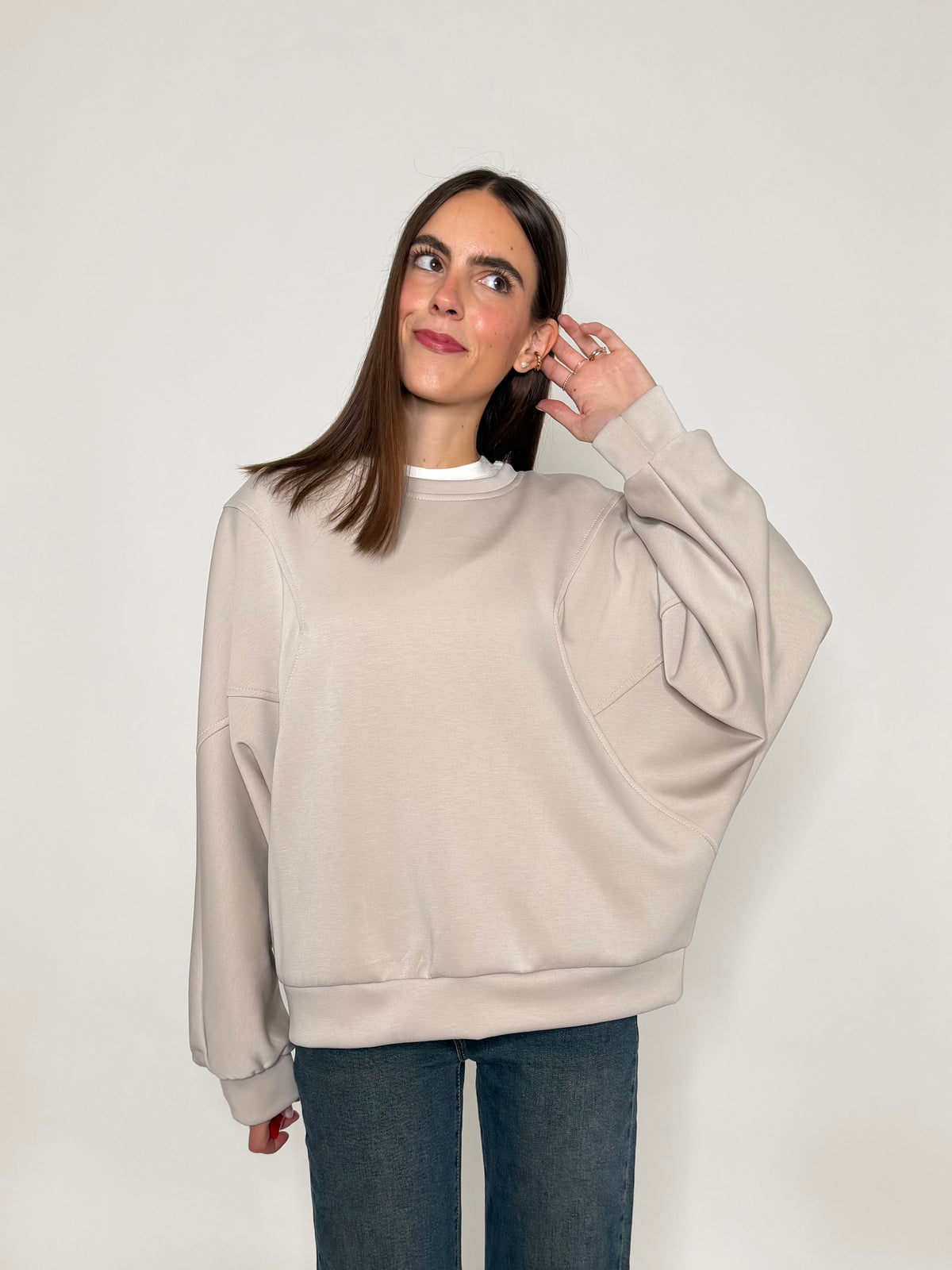 Felpa girocollo relax fit con impunture in viscosa beige