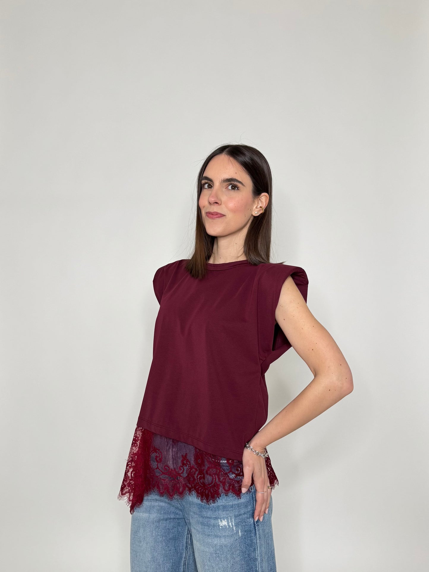 Maglia in cotone con spalle imbottite e pizzo Bordeaux