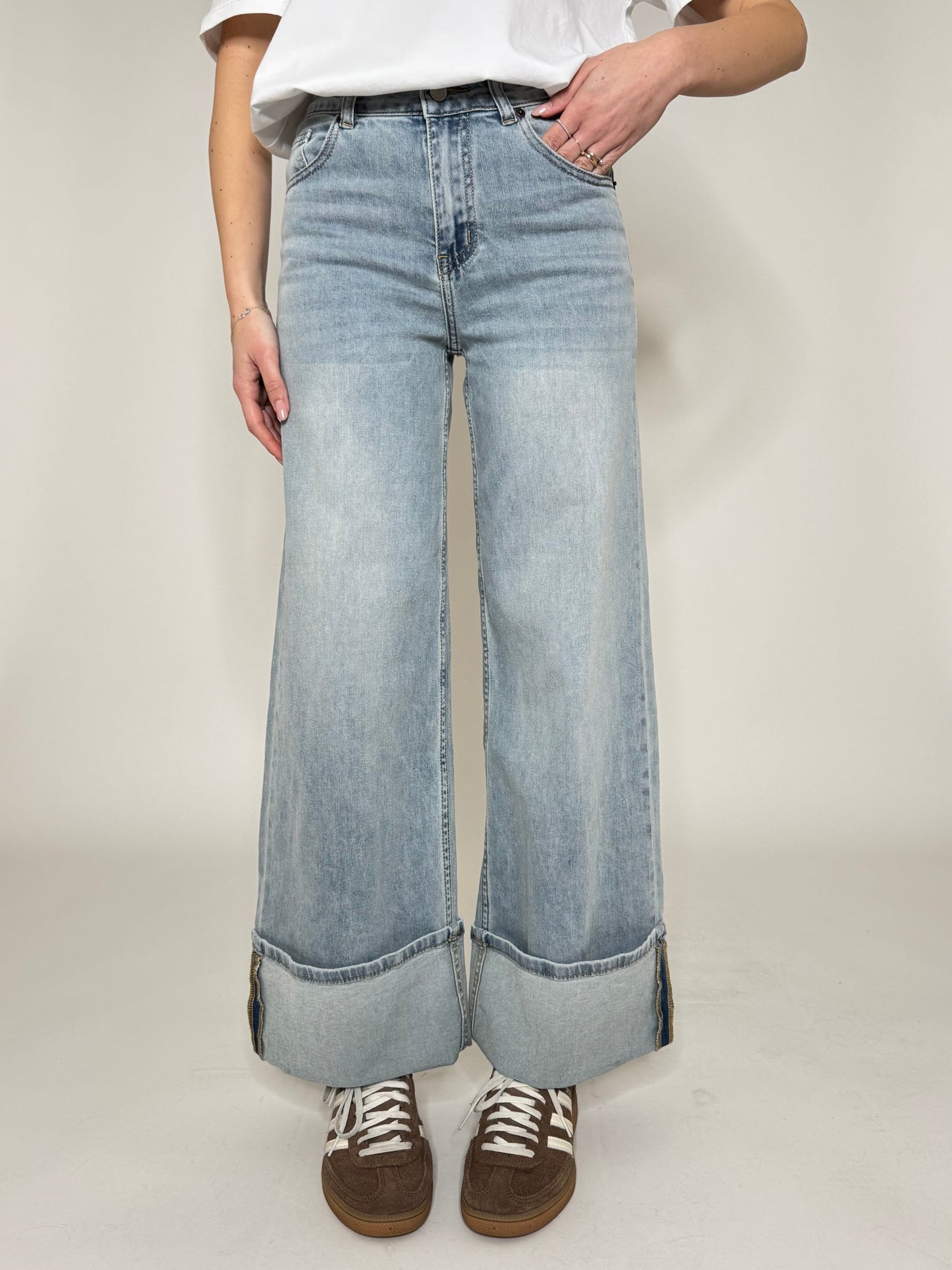 Jeans wide leg con risvolto lavaggio light