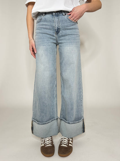 Jeans wide leg con risvolto lavaggio light