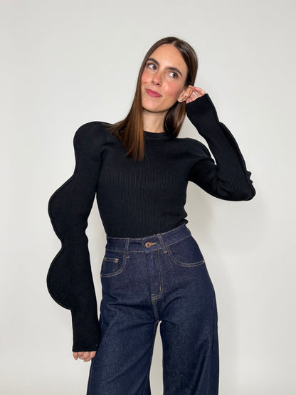 Maglia in morbida viscosa micro costina con manica onda nero