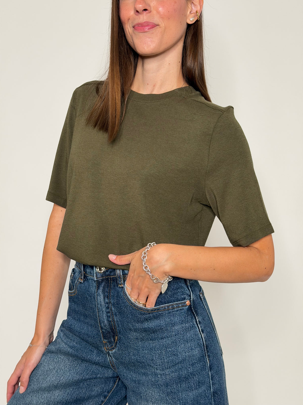 Maglia girocollo basic con impuntura in viscosa e cotone verde bosco
