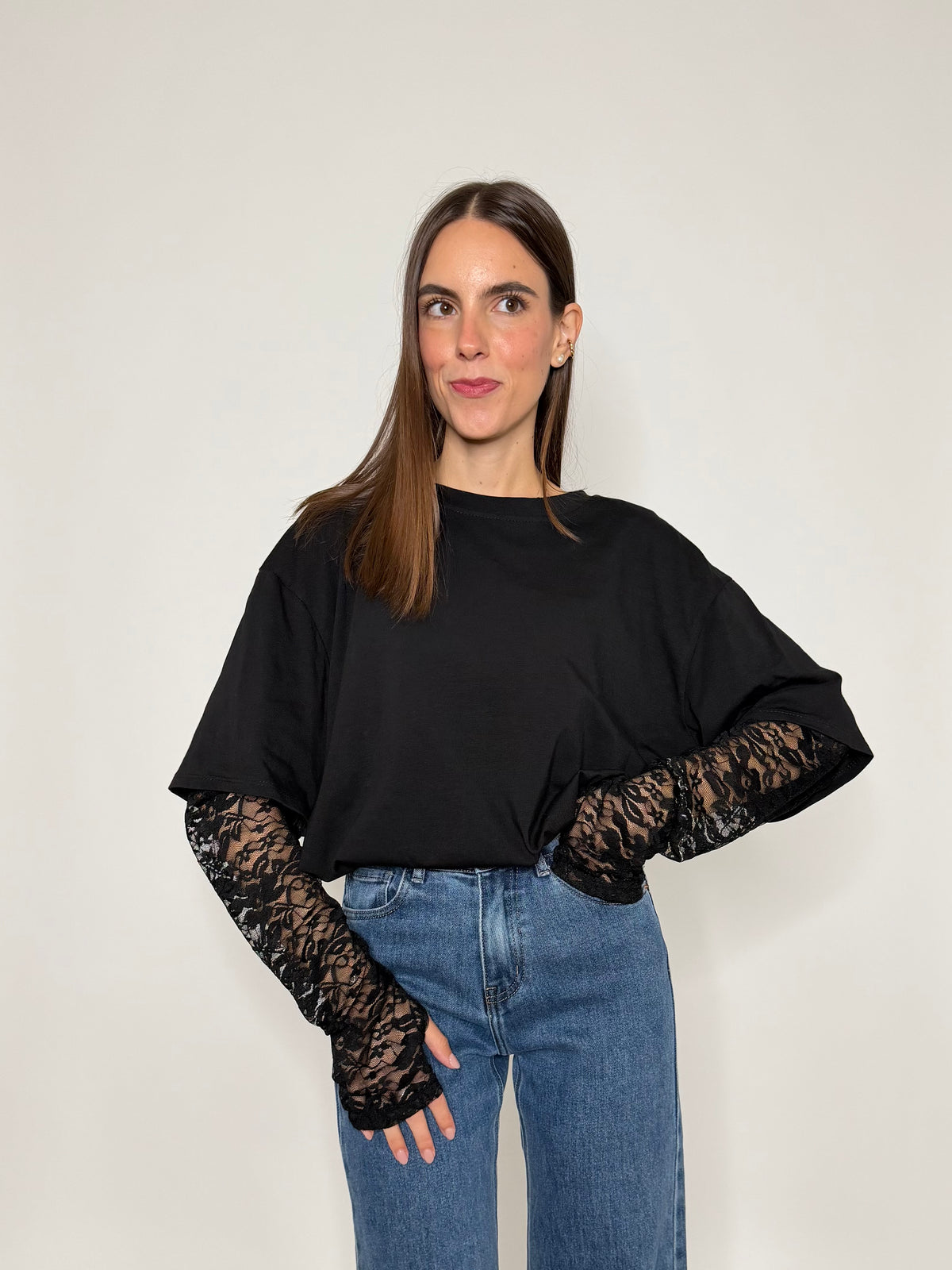 Maglia in cotone con manicotto in pizzo nero